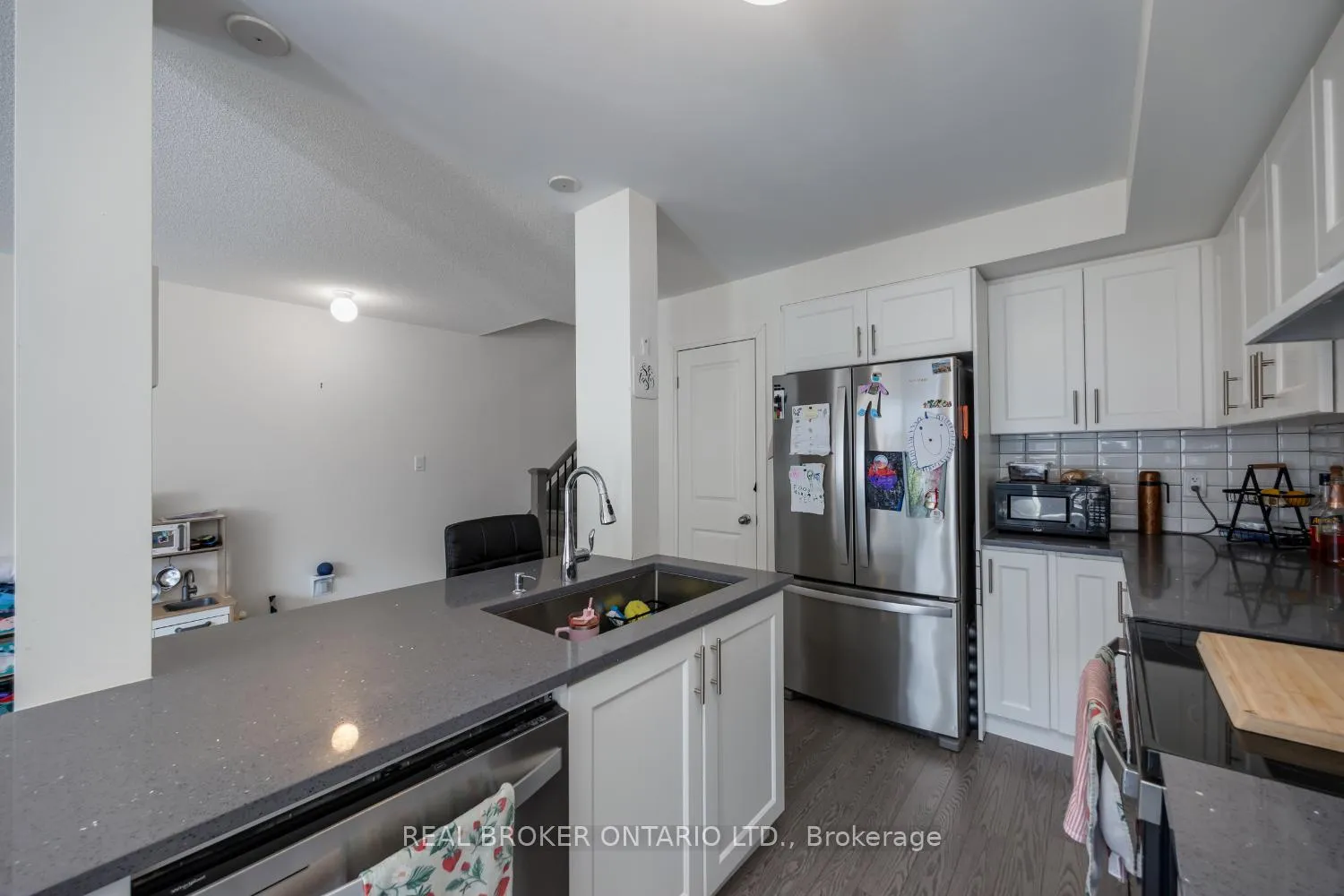 Photo 8 of 95 Caspian Square, Clarington, Bowmanville — HOMEH