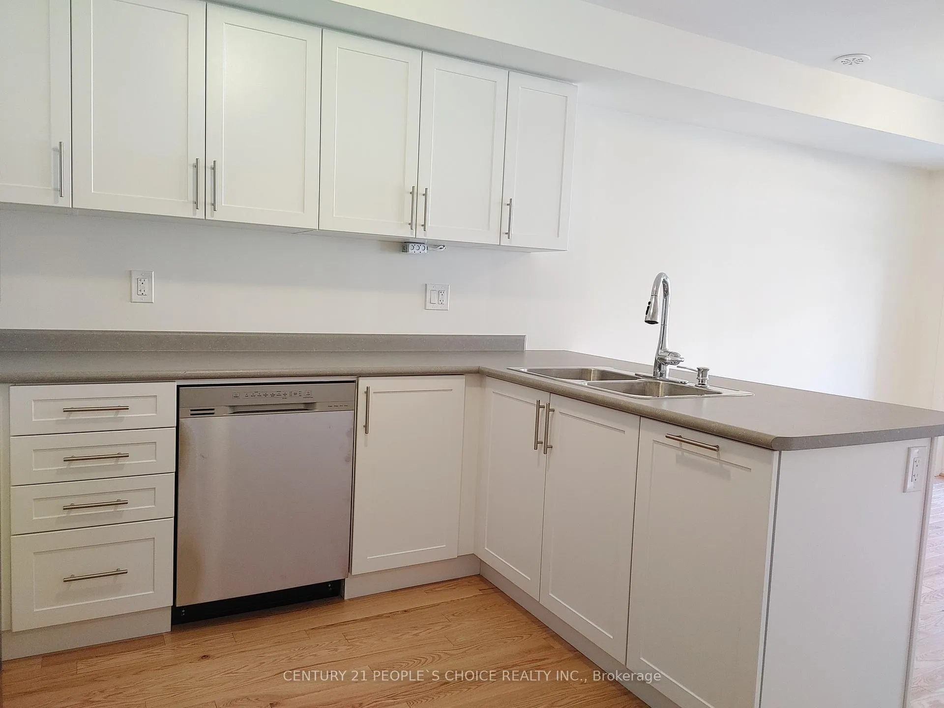Photo 6 of 204 Lord Elgin Lane, Clarington, Bowmanville — HOMEH