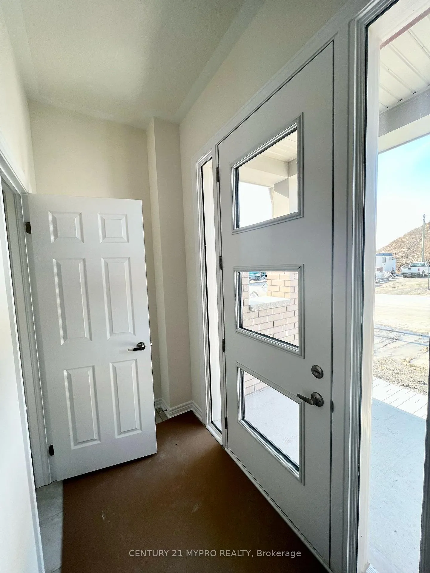 Photo 5 of 971 Elizabeth Mackenzie Drive, Pickering, Rural Pickering — HOMEH