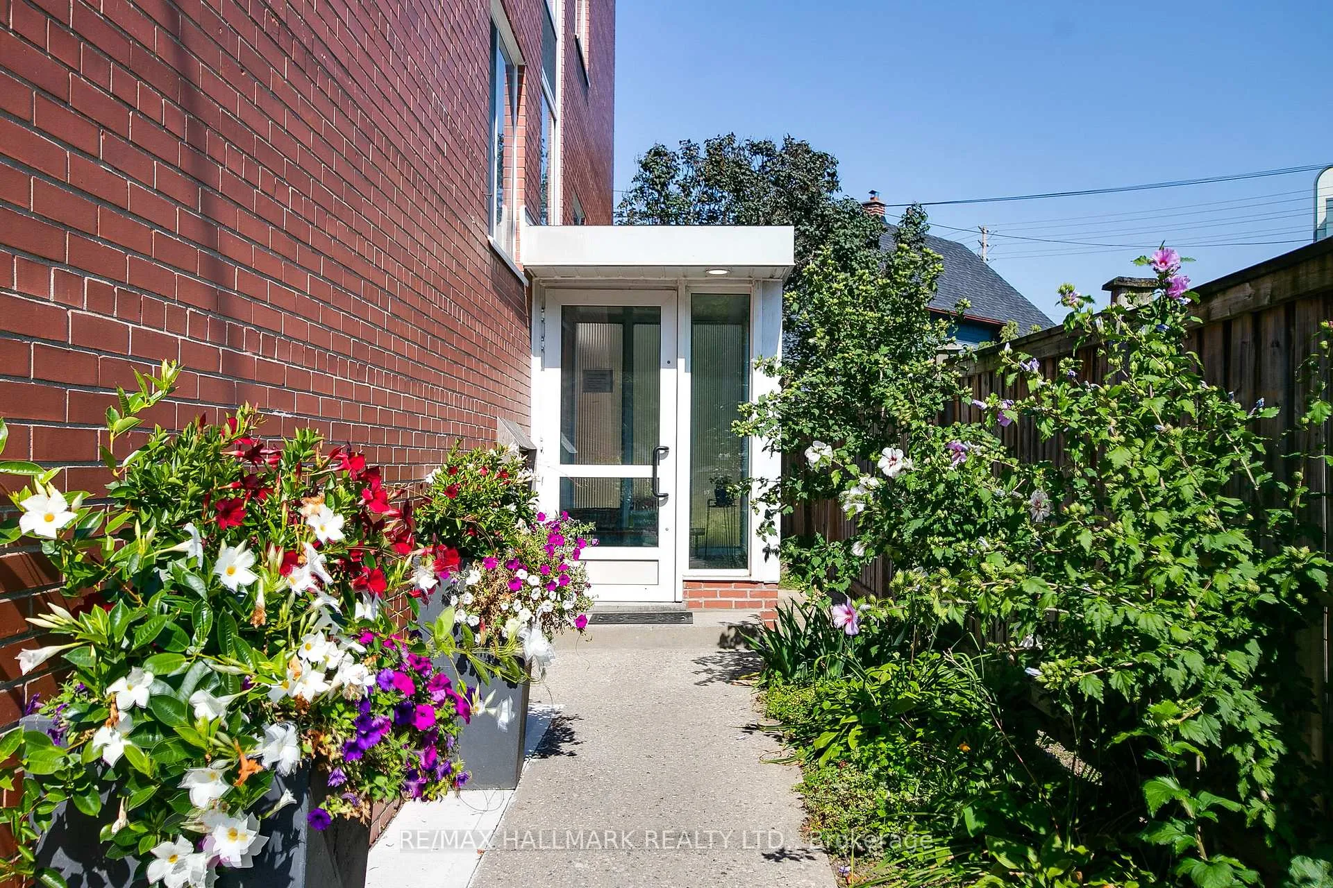 Photo 2 of Unit 7, 18 Kenrae Road, Toronto, Leaside — HOMEH