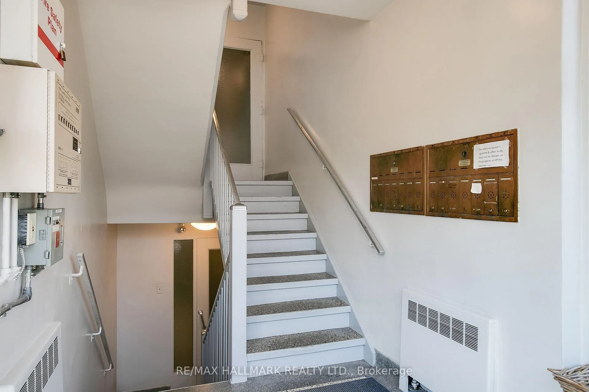 Photo 3 of Unit 7, 18 Kenrae Road, Toronto, Leaside — HOMEH