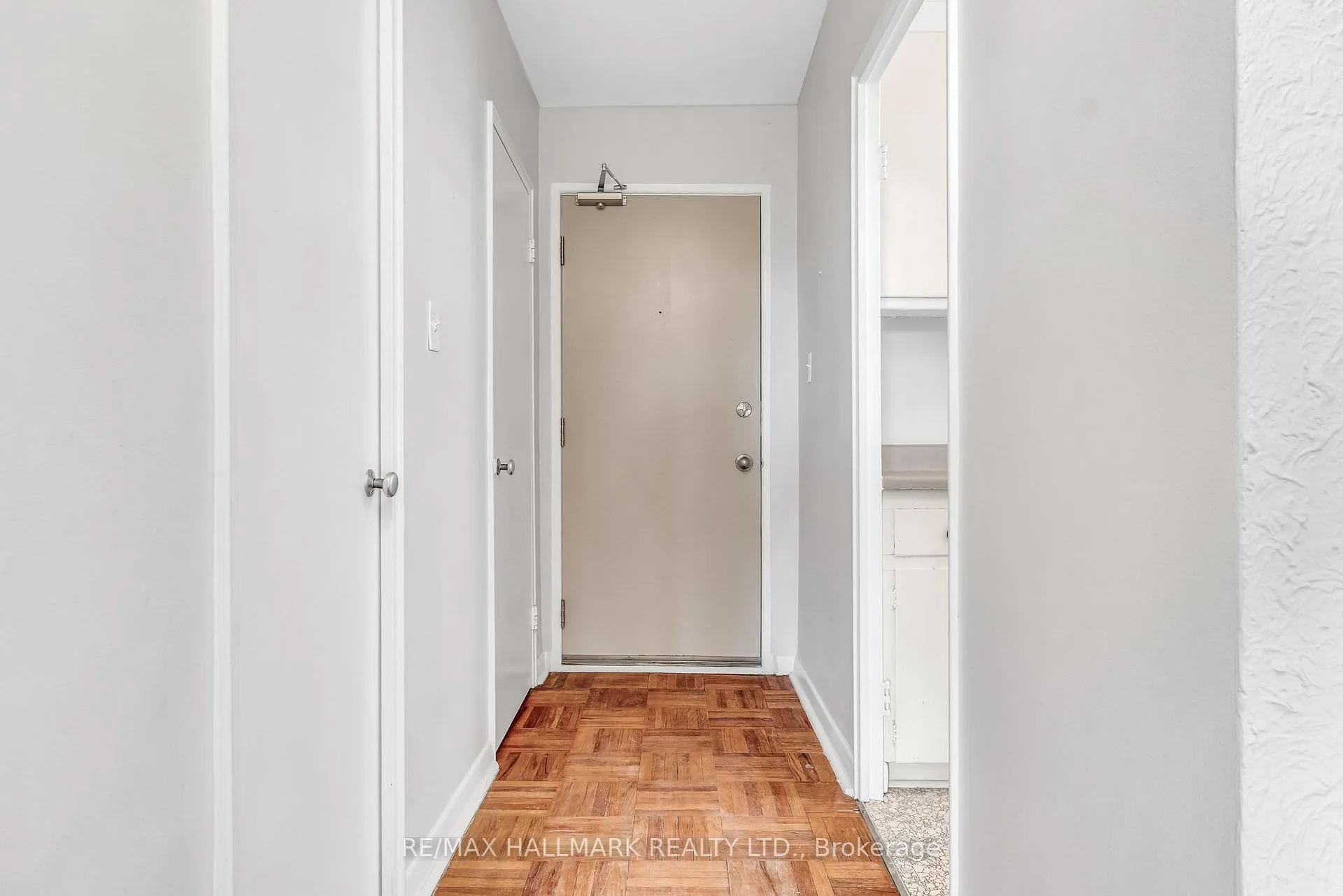 Photo 5 of Unit 7, 18 Kenrae Road, Toronto, Leaside — HOMEH
