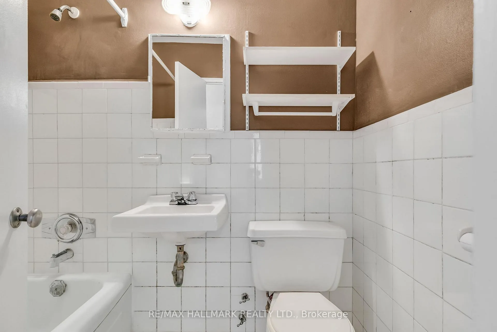 Photo 6 of Unit 7, 18 Kenrae Road, Toronto, Leaside — HOMEH