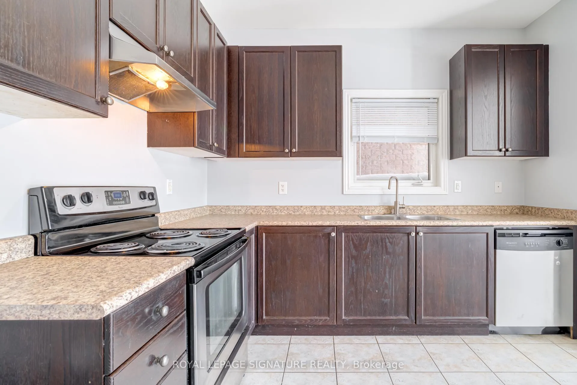 Photo 5 of 51 Beckett Crescent, Clarington, Courtice — HOMEH