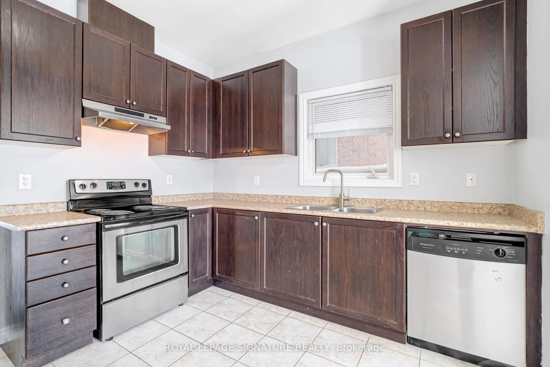 Photo 6 of 51 Beckett Crescent, Clarington, Courtice — HOMEH