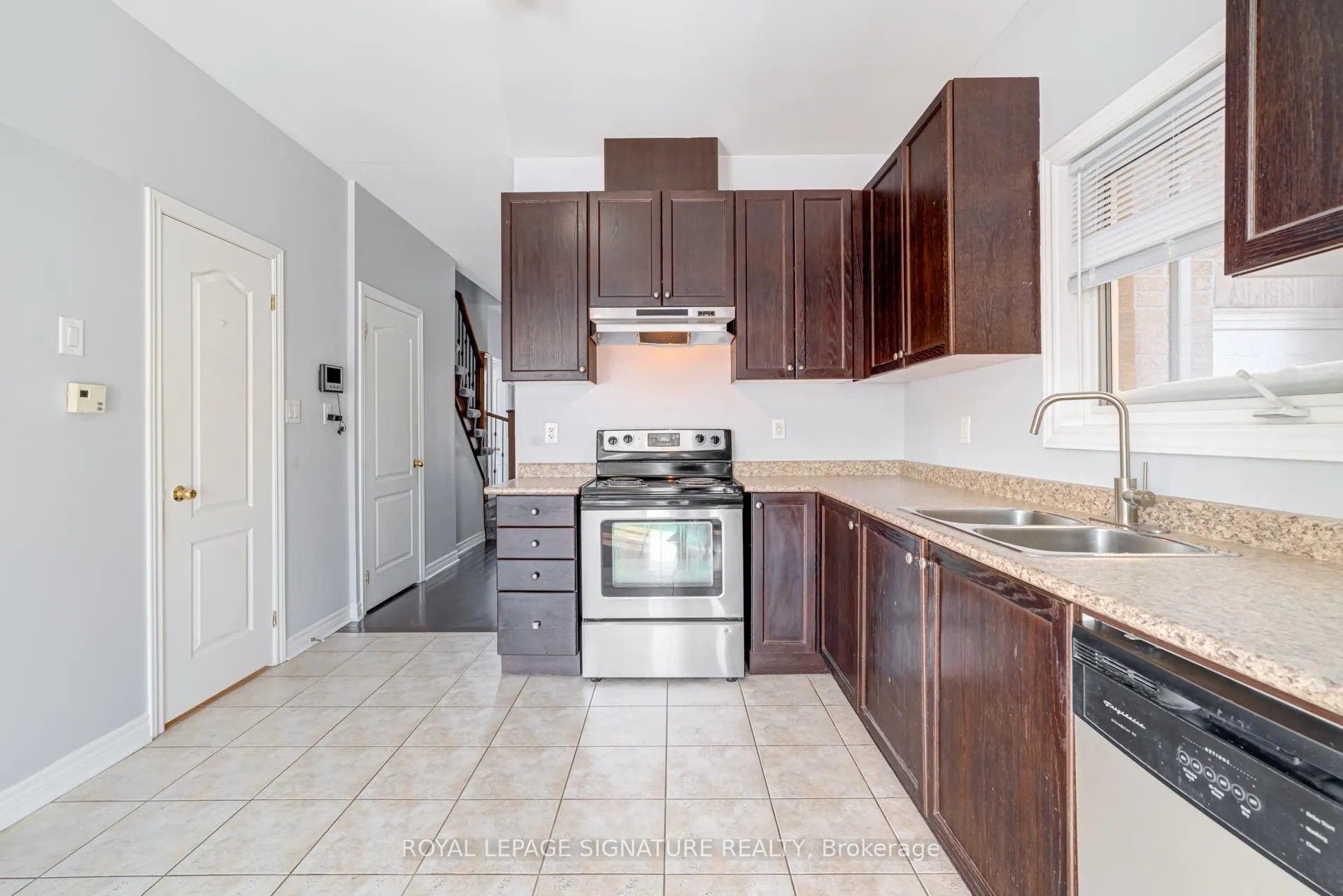 Photo 7 of 51 Beckett Crescent, Clarington, Courtice — HOMEH