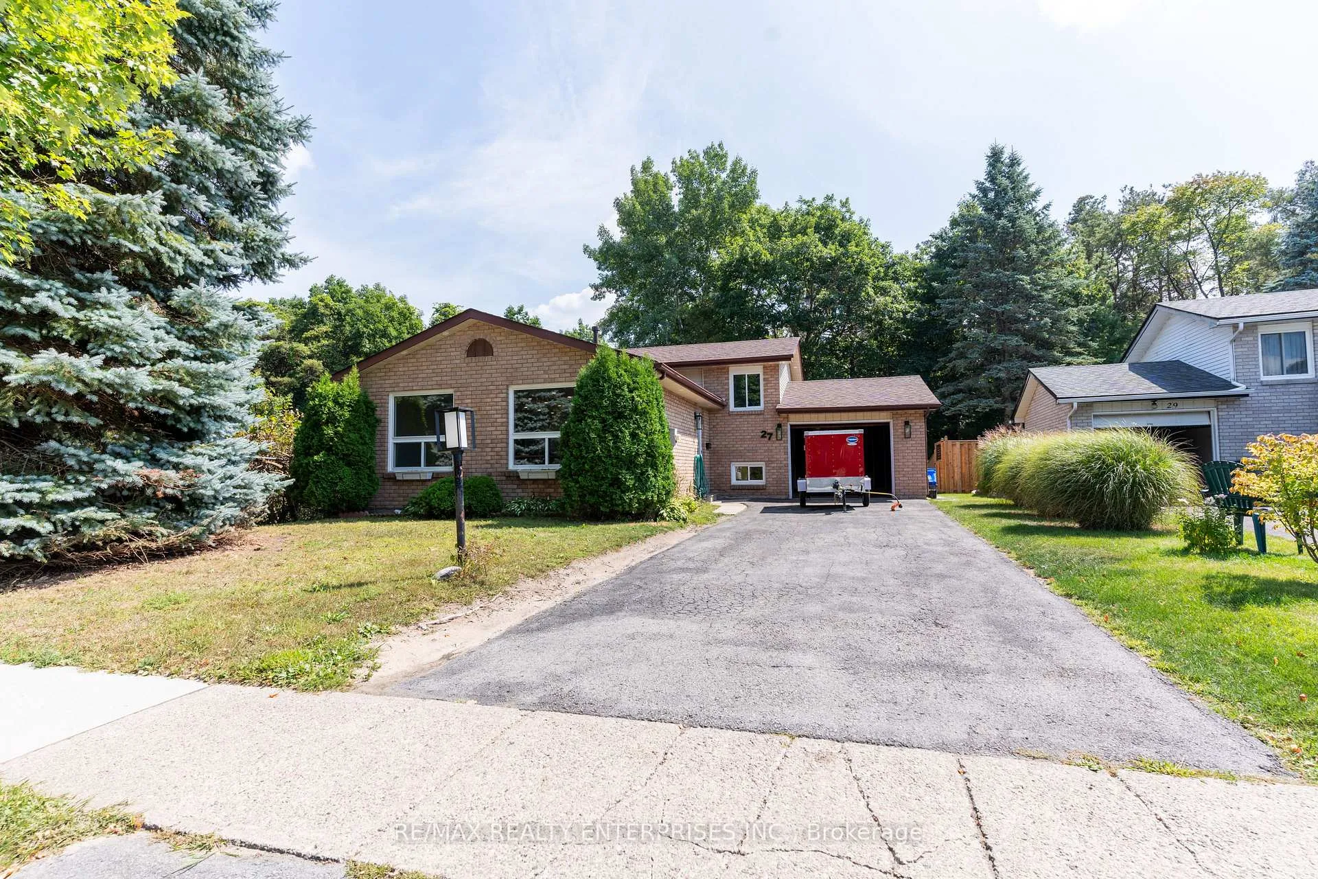 Photo 2 of 27 Austen Lane, Barrie, Letitia Heights — HOMEH
