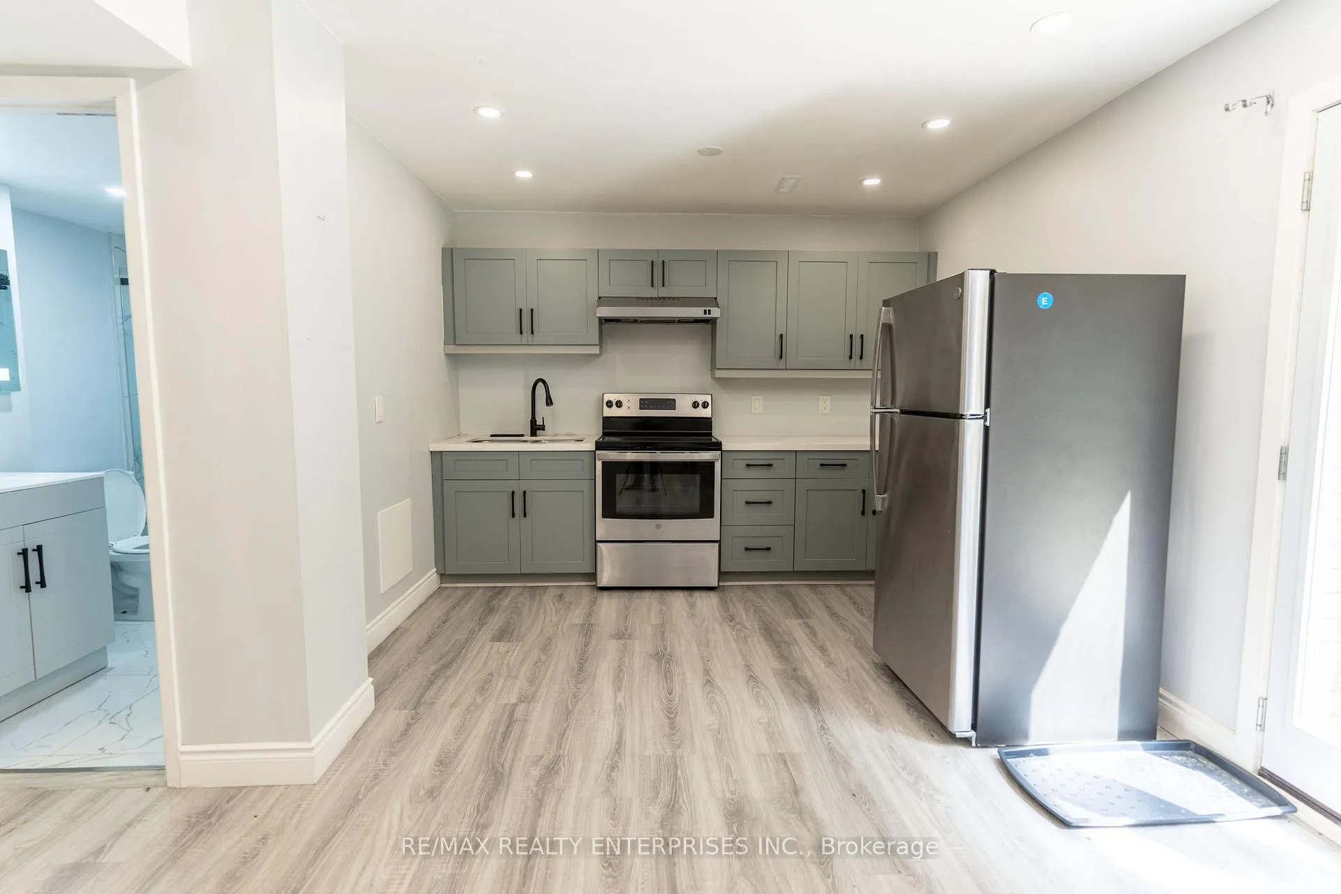 Photo 4 of 27 Austen Lane, Barrie, Letitia Heights — HOMEH