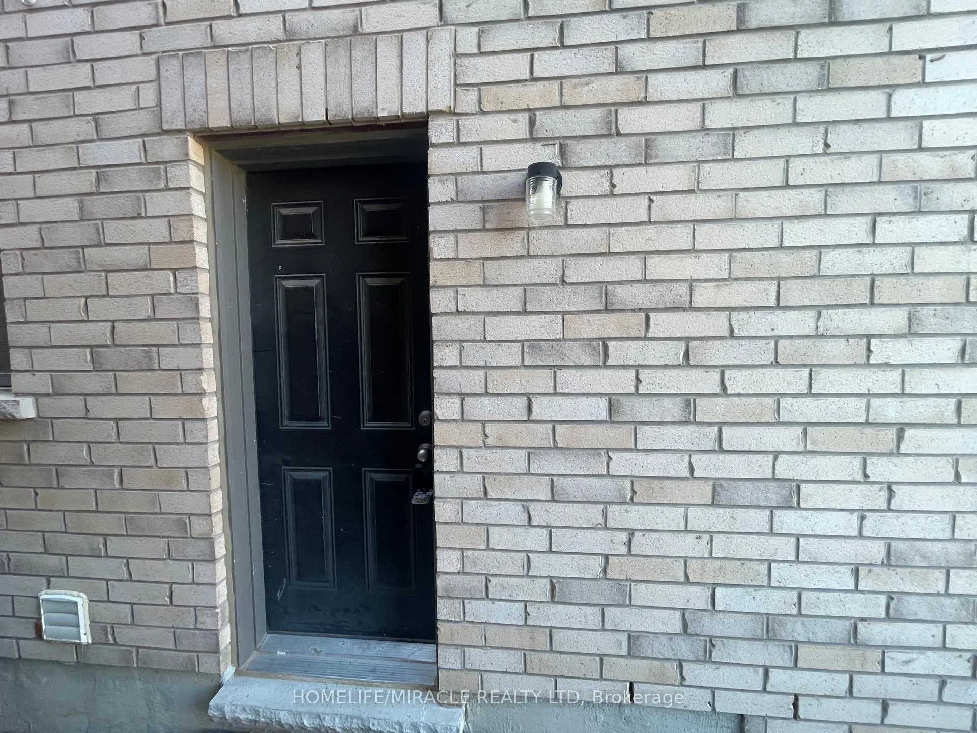 Photo 4 of Unit Basement, 67 Cobriza Crescent, Brampton, Northwest Brampton — HOMEH