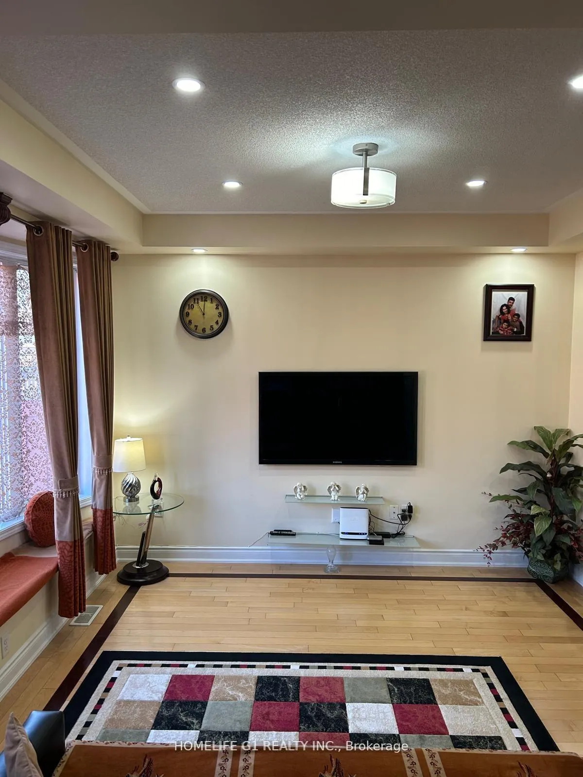 Photo 4 of 17 Seascape Crescent, Brampton, Bram East — HOMEH