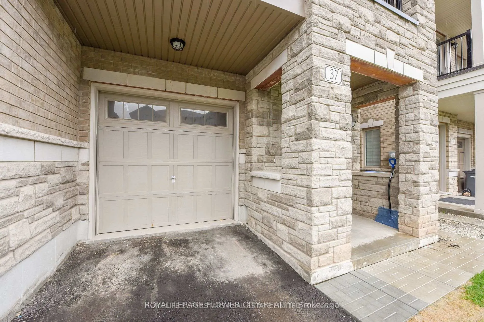 Photo 3 of Unit Upper, 37 Hashmi Place, Brampton, Credit Valley — HOMEH