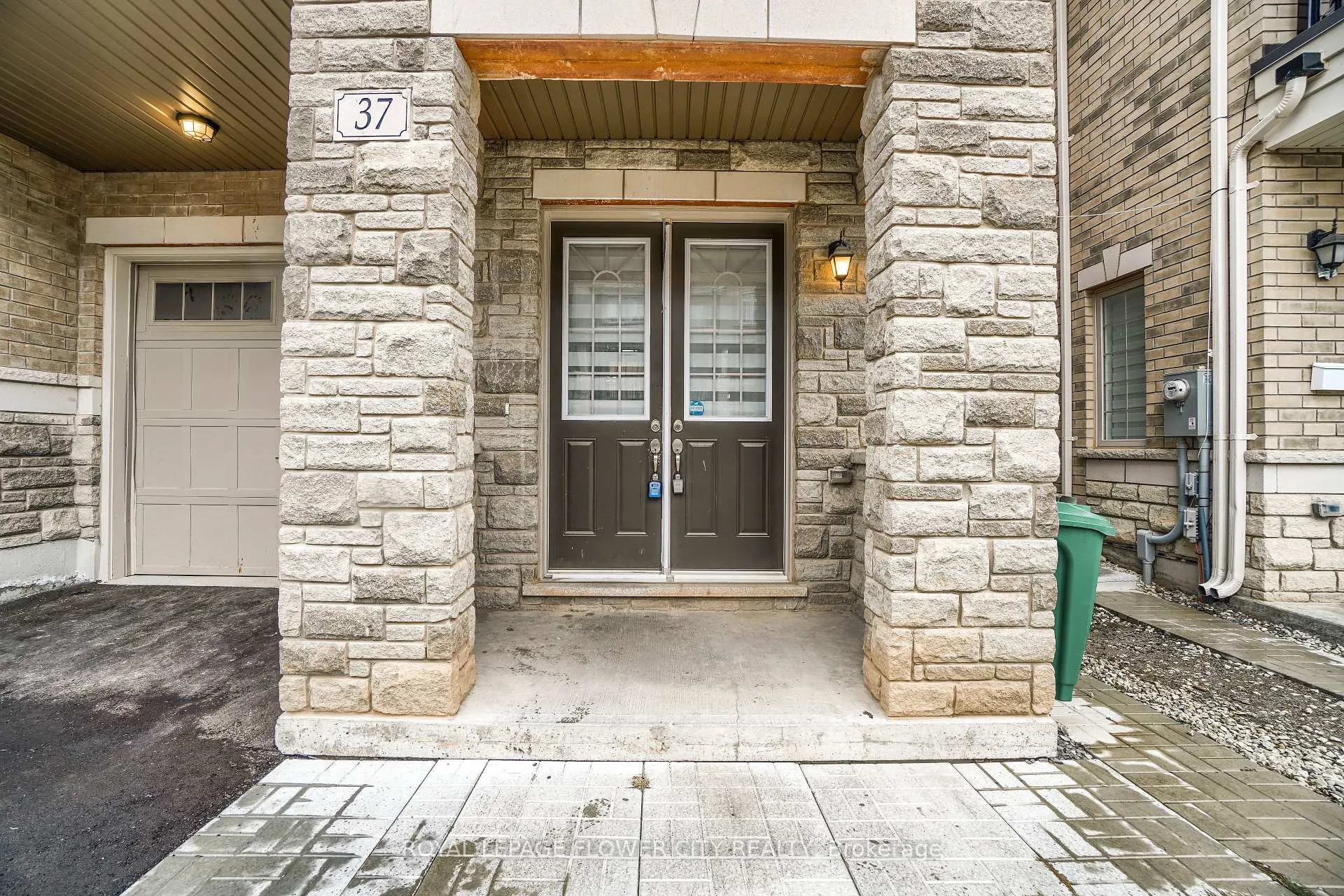 Photo 4 of Unit Upper, 37 Hashmi Place, Brampton, Credit Valley — HOMEH