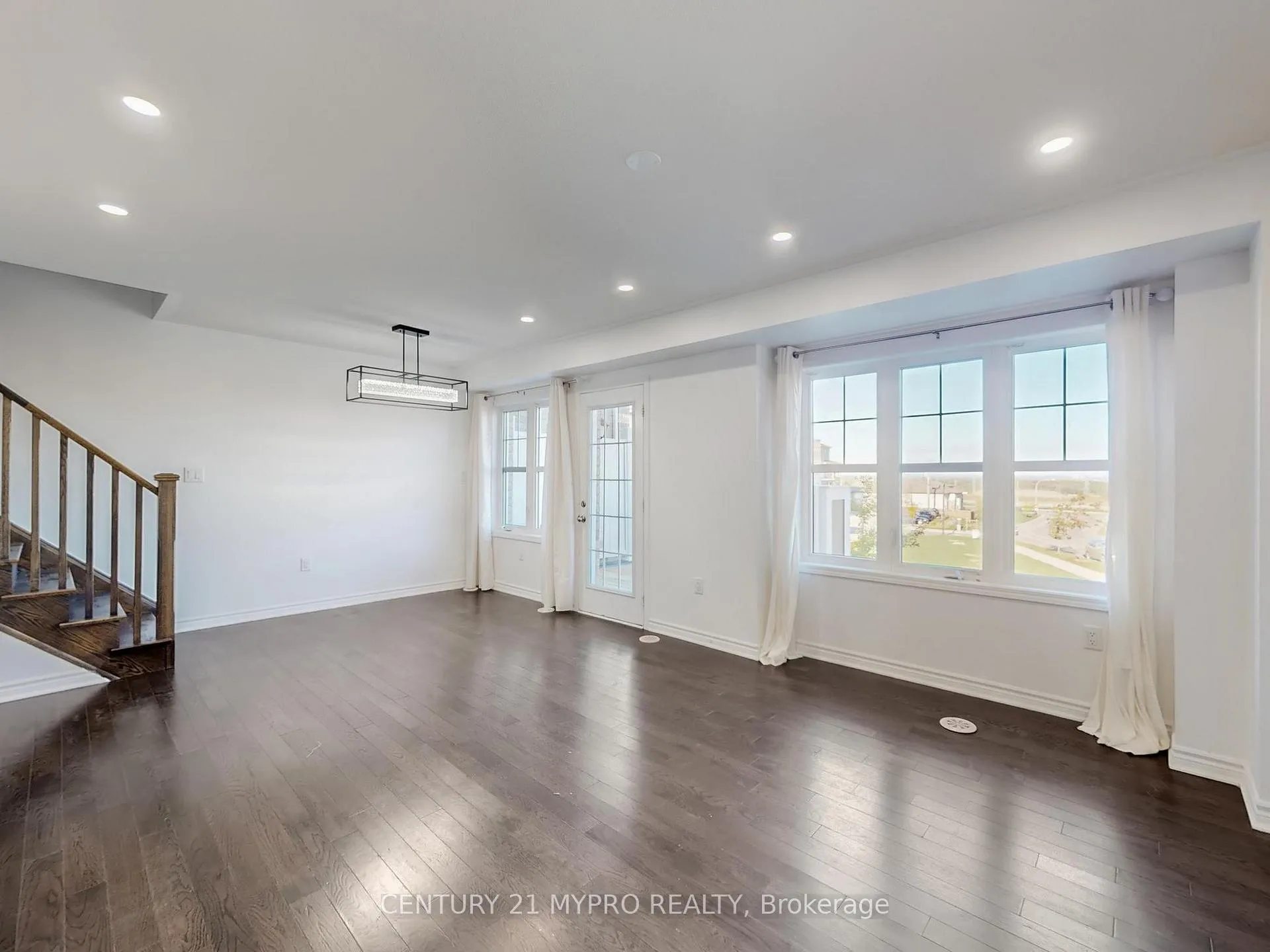 Photo 4 of 2513 Fall Harvest Crescent, Pickering, Rural Pickering — HOMEH