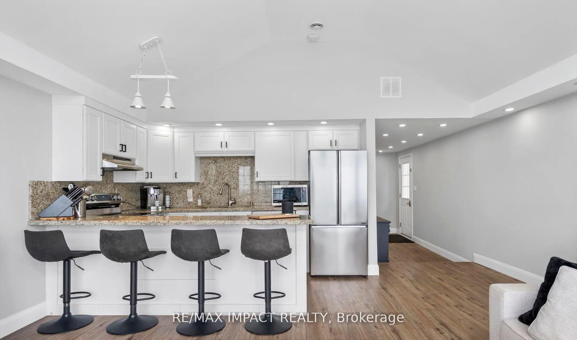 Photo 6 of 59 Cedar Crest Beach Road, Clarington, Bowmanville — HOMEH