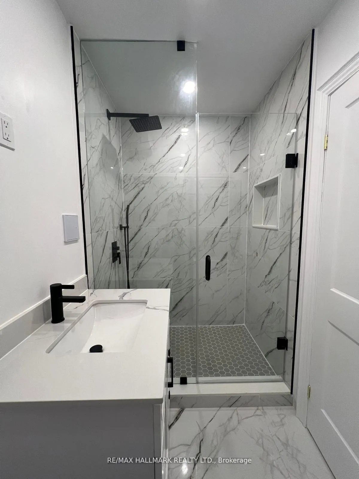 Photo 9 of Unit Bsmt, 6 Wiles Court, Aurora, Aurora Highlands — HOMEH