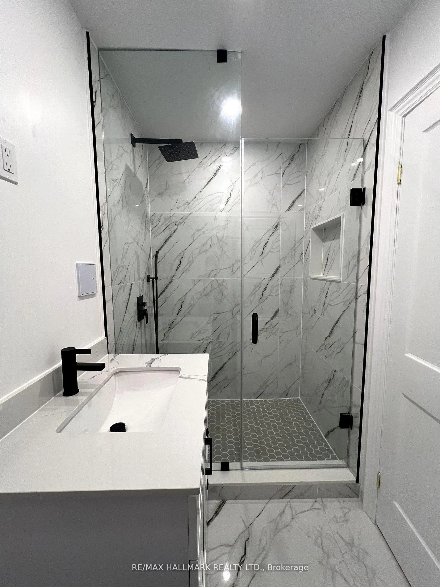 Photo 19 of Unit Bsmt, 6 Wiles Court, Aurora, Aurora Highlands — HOMEH