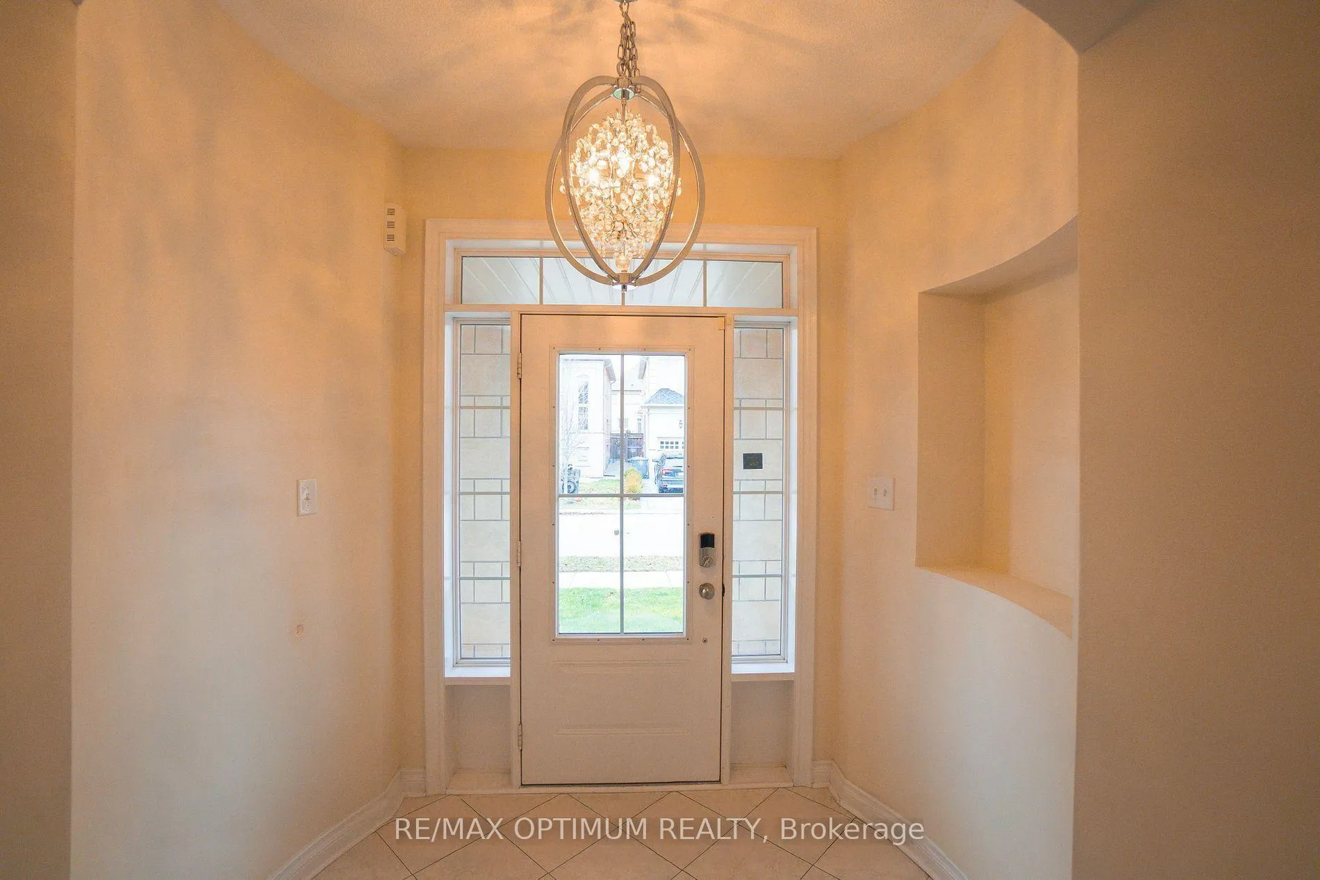 Photo 3 of 68 Impulse Circle, Brampton, Credit Valley — HOMEH