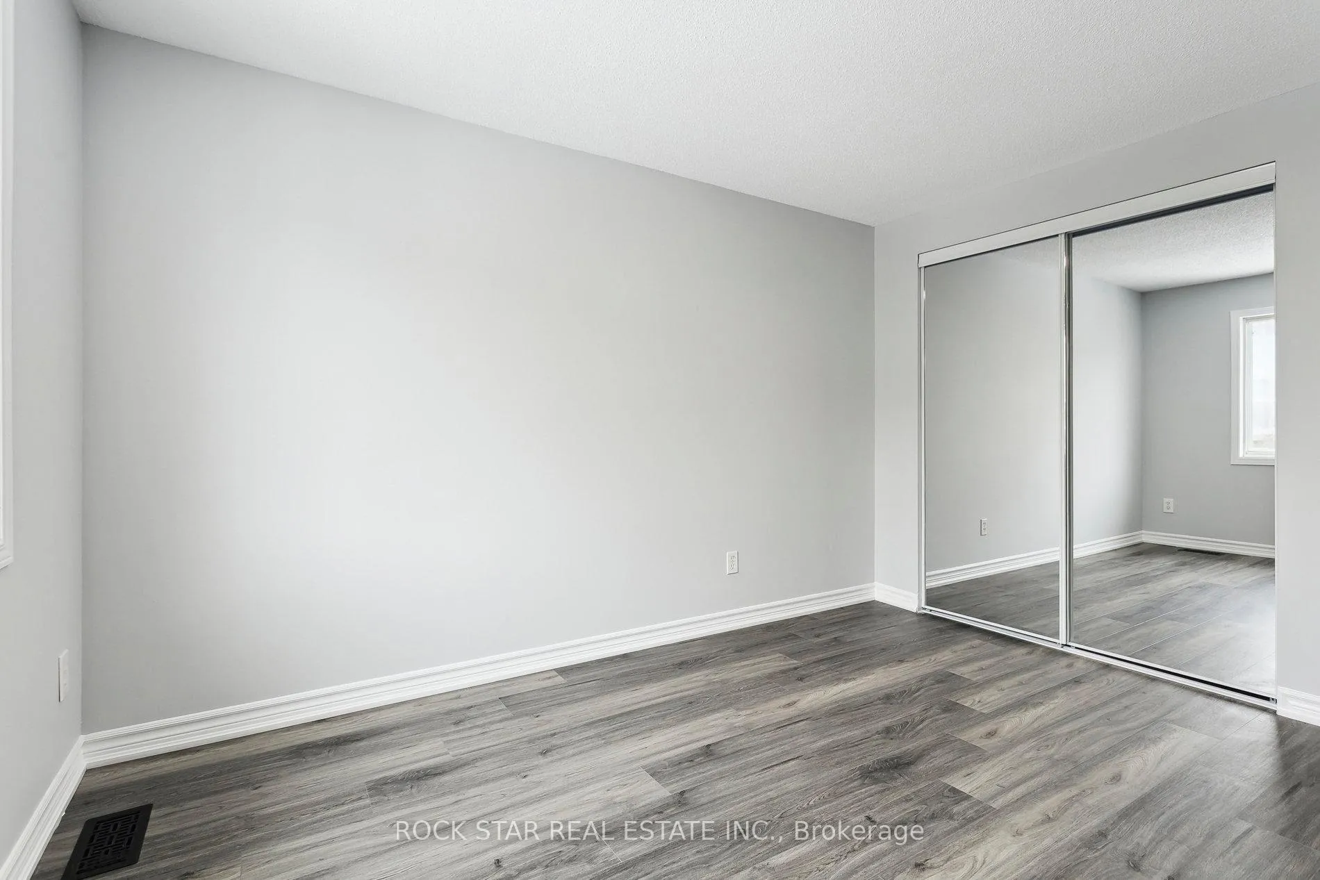 Photo 19 of 159 Henhoeffer Crescent, Kitchener, Larentian West — HOMEH