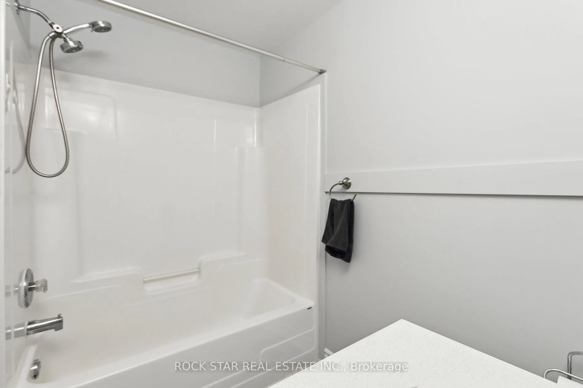 Photo 23 of 159 Henhoeffer Crescent, Kitchener, Larentian West — HOMEH