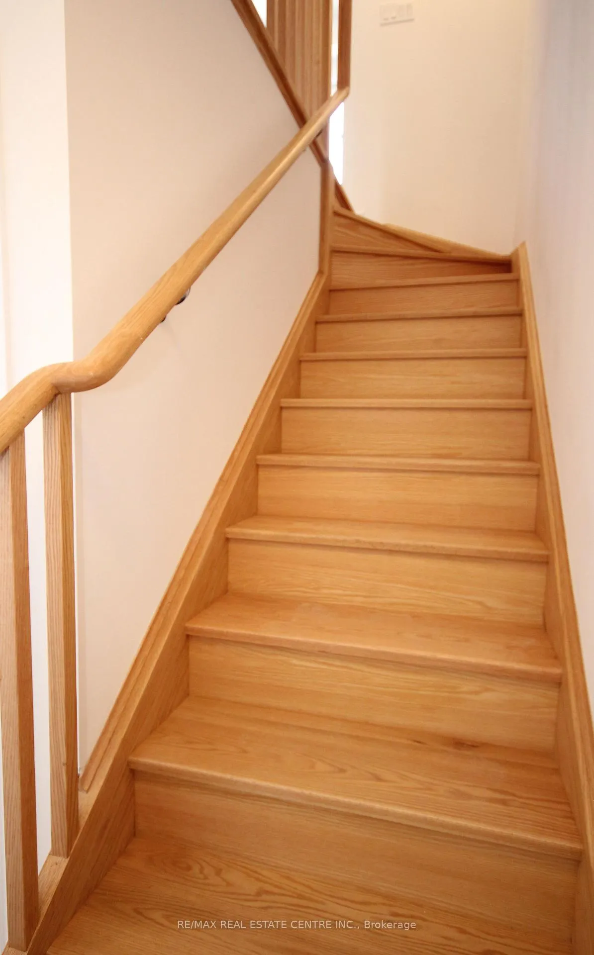 Photo 7 of 22 Wagon Lane, Barrie, Innis-Shore — HOMEH