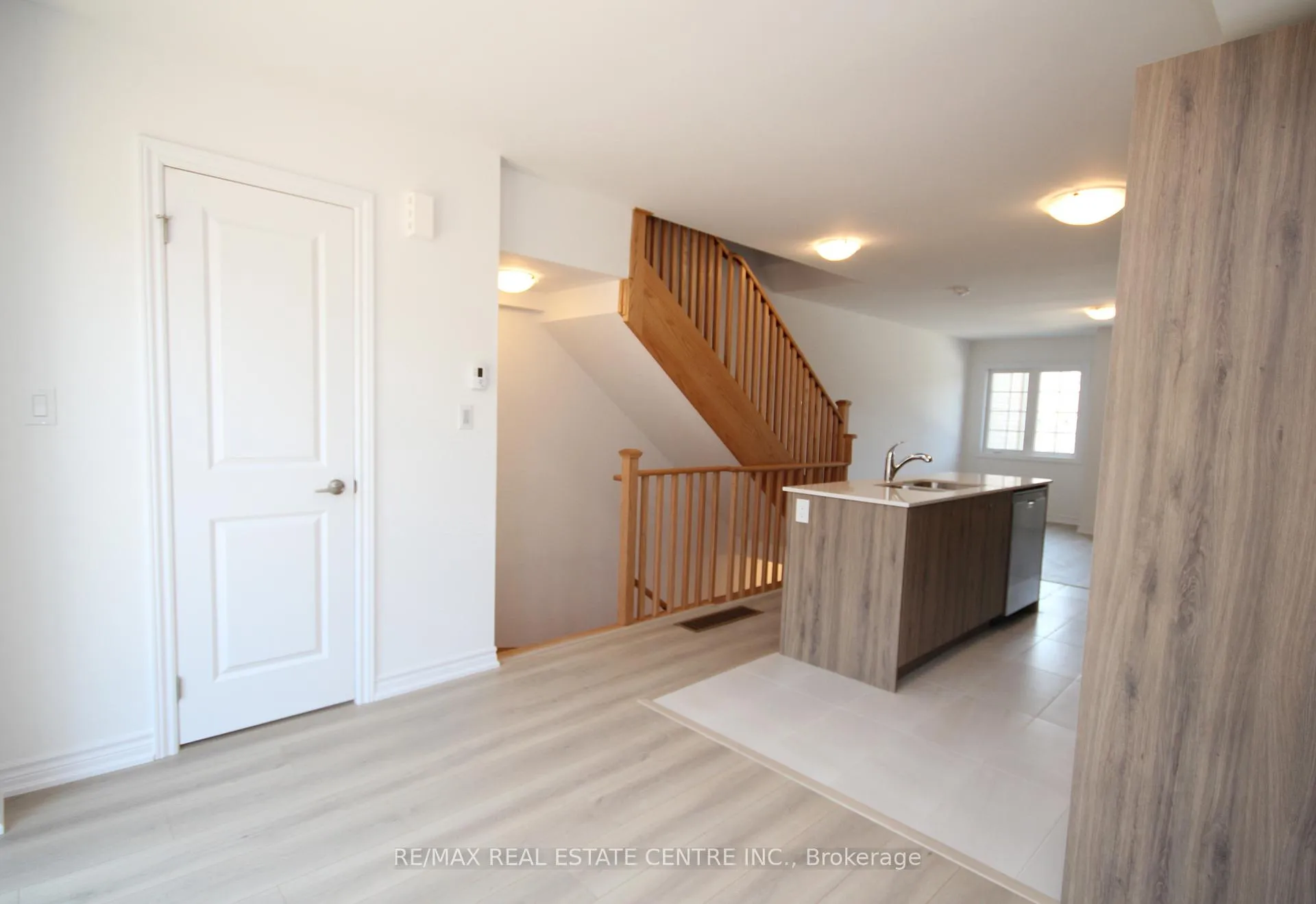 Photo 8 of 22 Wagon Lane, Barrie, Innis-Shore — HOMEH