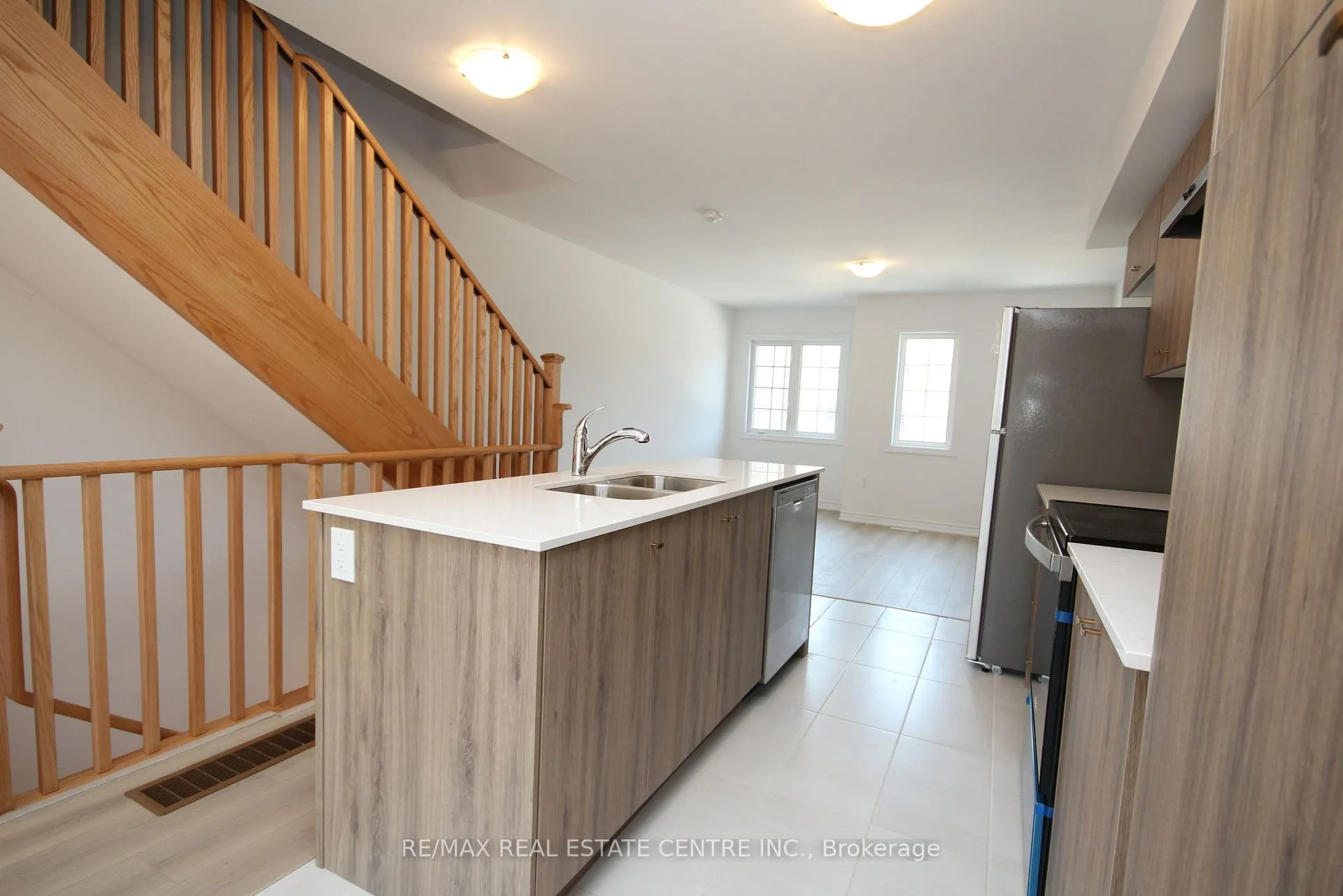 Photo 15 of 22 Wagon Lane, Barrie, Innis-Shore — HOMEH