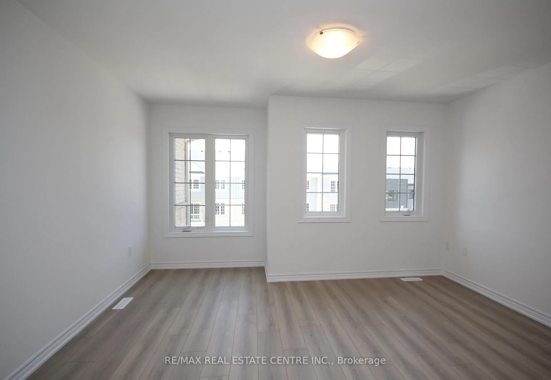 Photo 24 of 22 Wagon Lane, Barrie, Innis-Shore — HOMEH