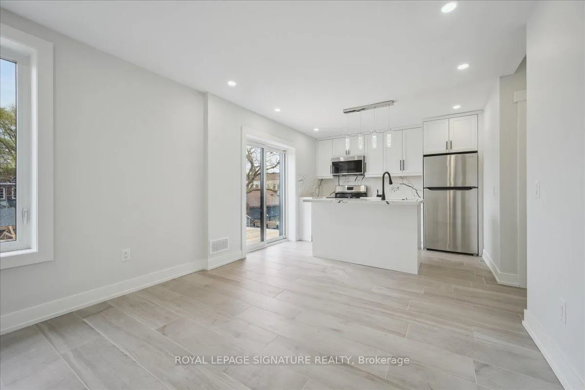 Photo 2 of Unit Upper, 647 Shaw Street, Toronto, Palmerston-Little Italy — HOMEH