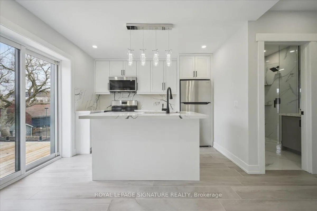 Photo 3 of Unit Upper, 647 Shaw Street, Toronto, Palmerston-Little Italy — HOMEH