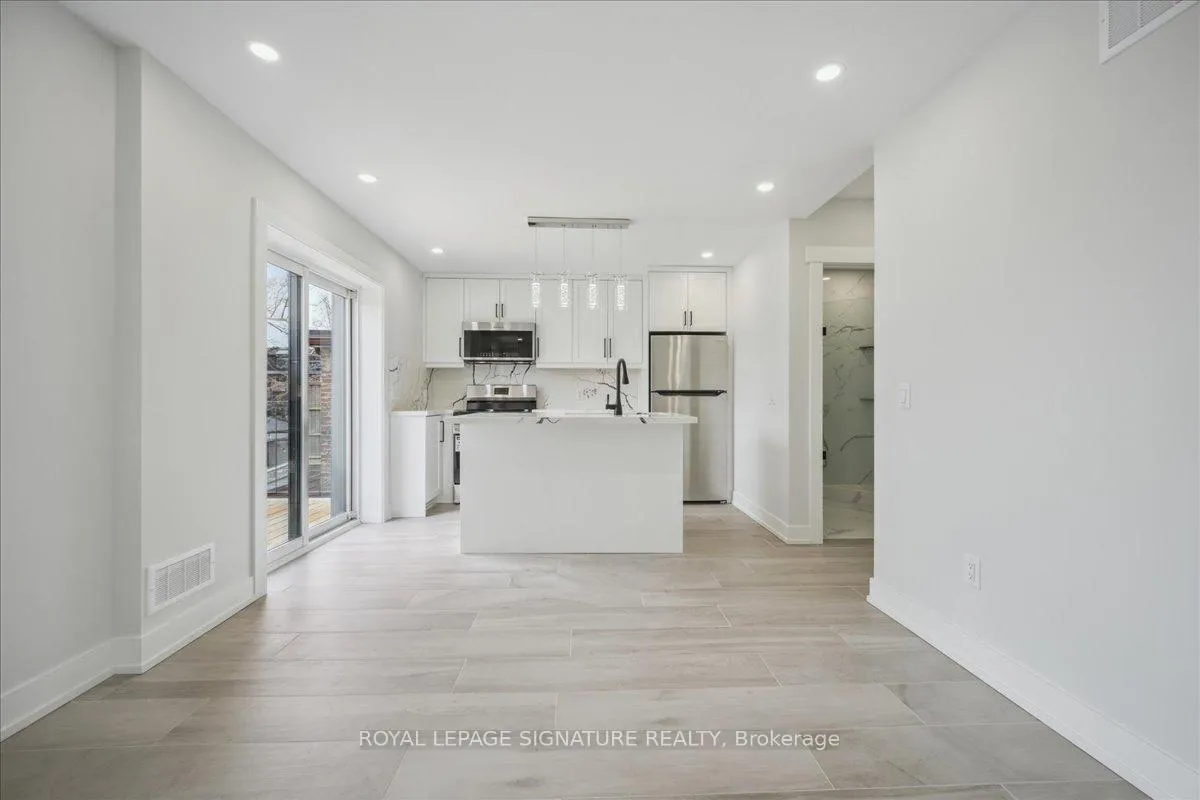 Photo 4 of Unit Upper, 647 Shaw Street, Toronto, Palmerston-Little Italy — HOMEH
