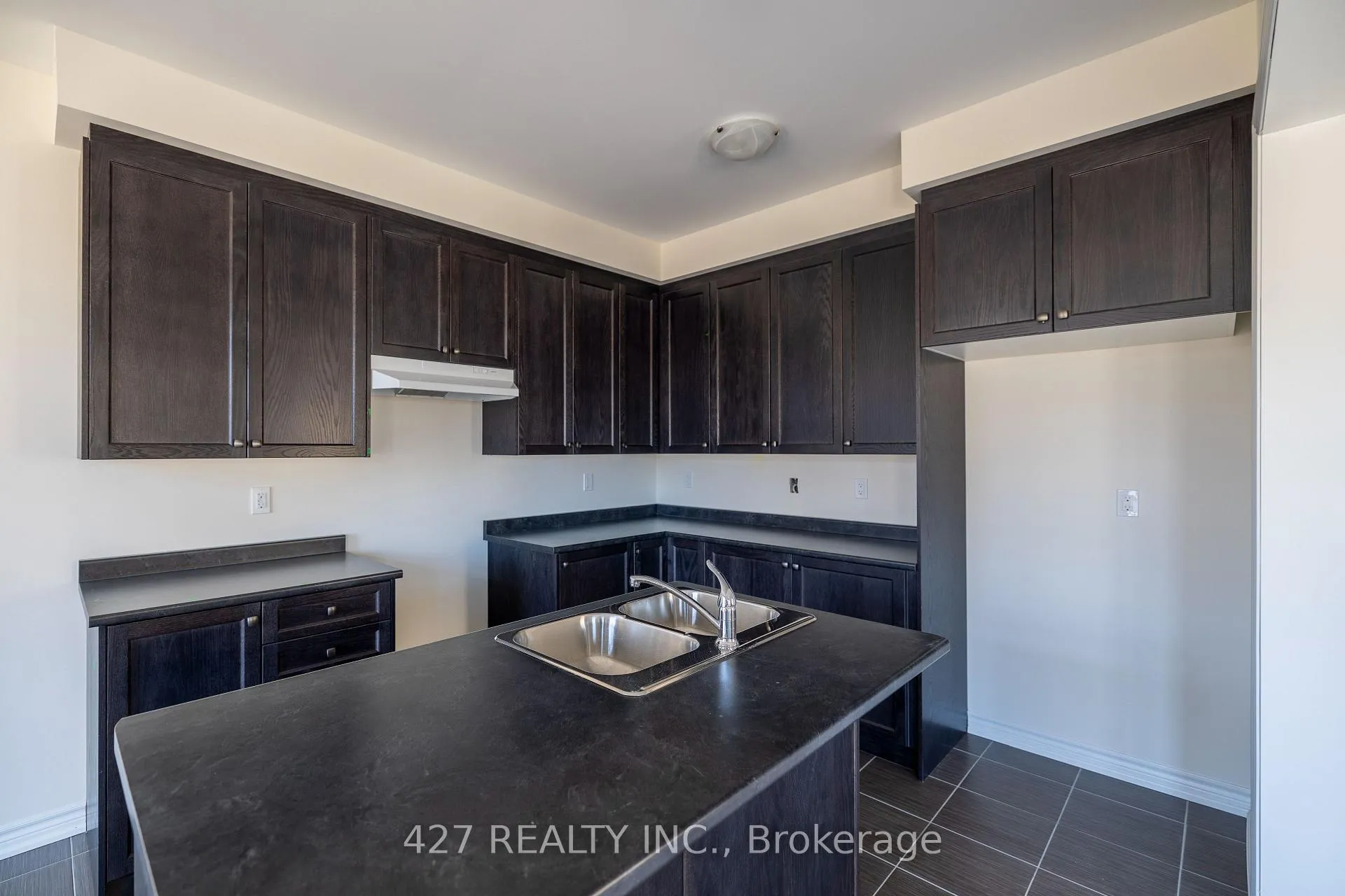 Photo 4 of 61 N Gdn Blvd, Scugog, Port Perry — HOMEH