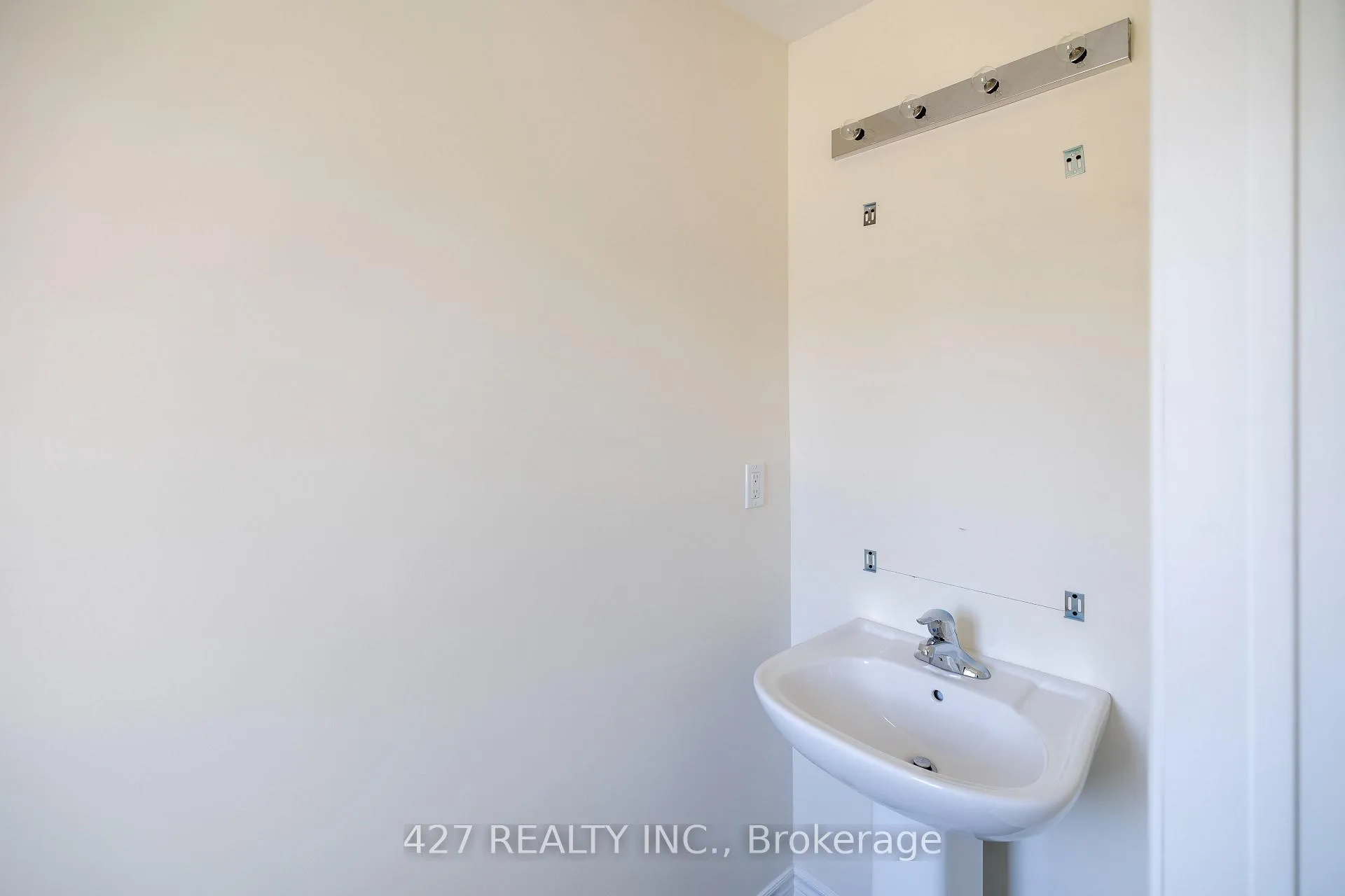 Photo 11 of 61 N Gdn Blvd, Scugog, Port Perry — HOMEH