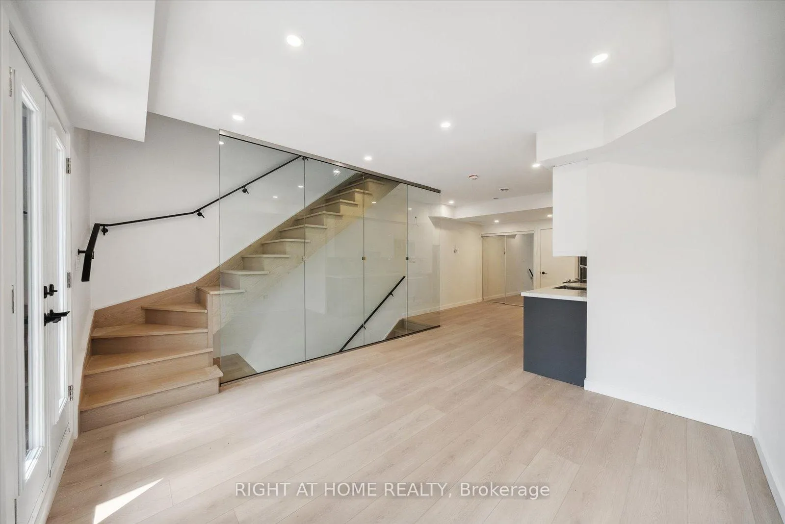 Photo 5 of Unit 3, 367 Howland Avenue, Toronto, Casa Loma — HOMEH