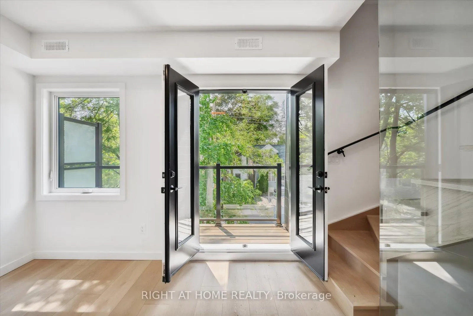 Photo 7 of Unit 3, 367 Howland Avenue, Toronto, Casa Loma — HOMEH