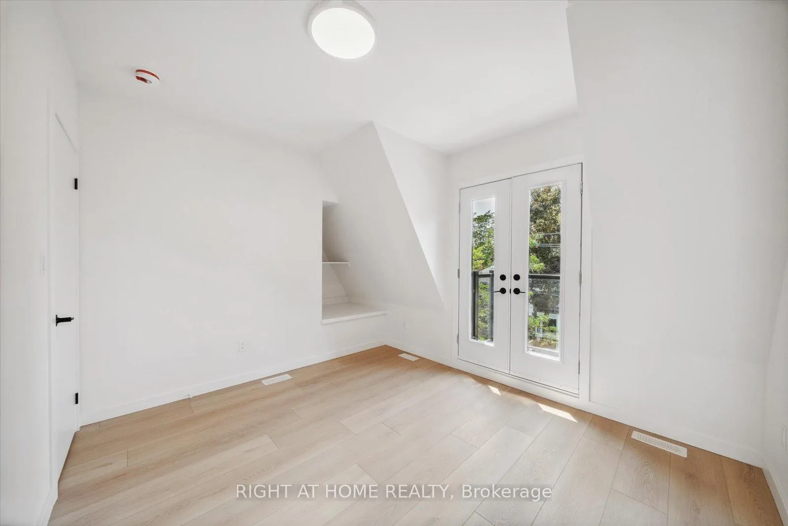 Photo 9 of Unit 3, 367 Howland Avenue, Toronto, Casa Loma — HOMEH