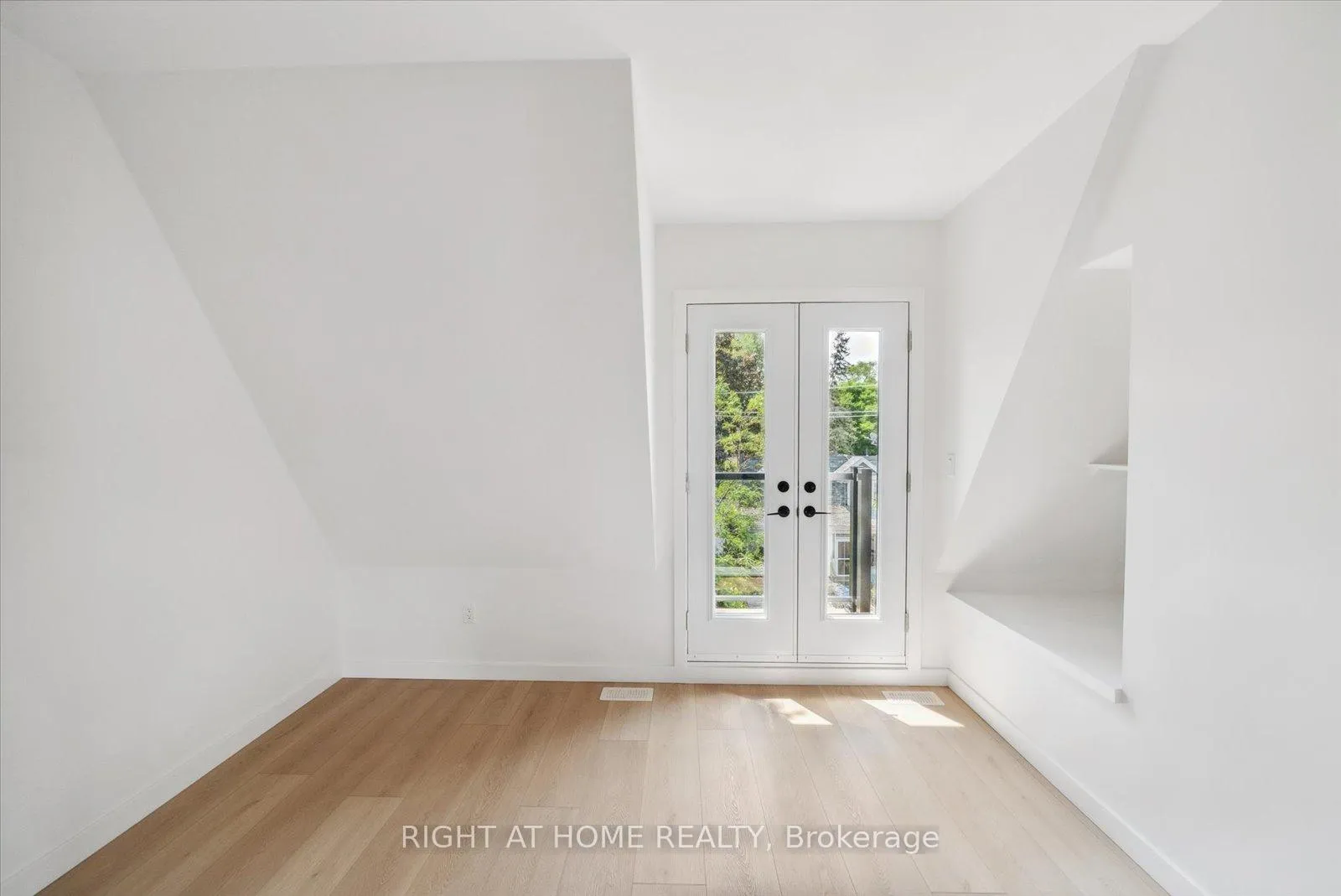 Photo 10 of Unit 3, 367 Howland Avenue, Toronto, Casa Loma — HOMEH