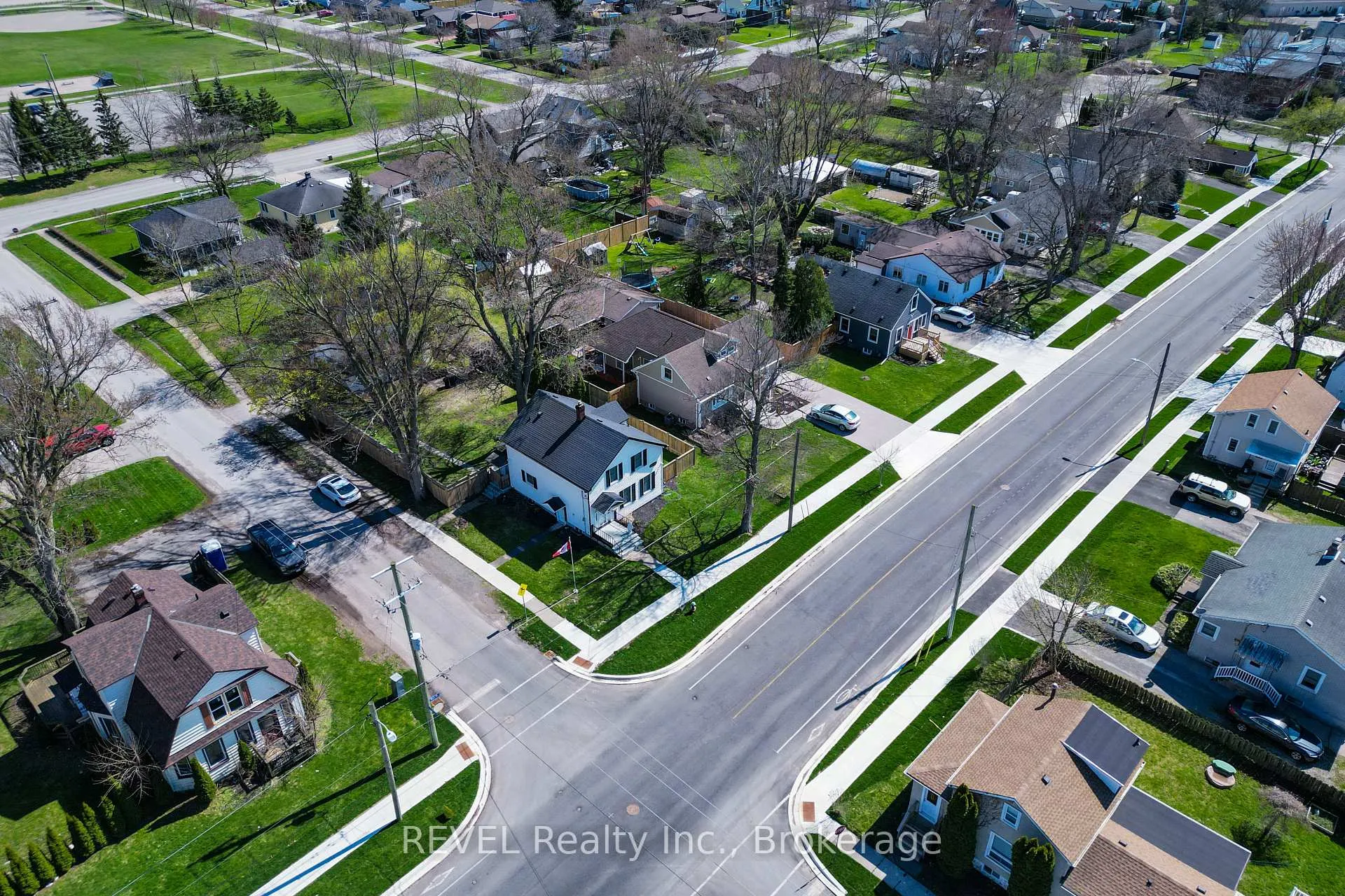 Photo 3 of 4046 Main Street, Niagara Falls, Chippawa — HOMEH