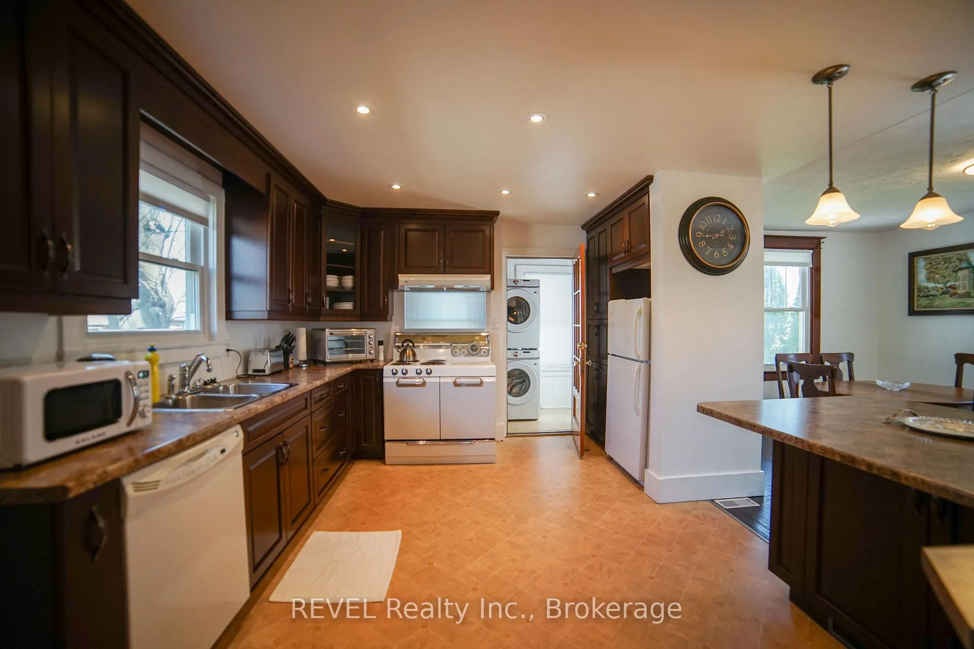 Photo 12 of 4046 Main Street, Niagara Falls, Chippawa — HOMEH