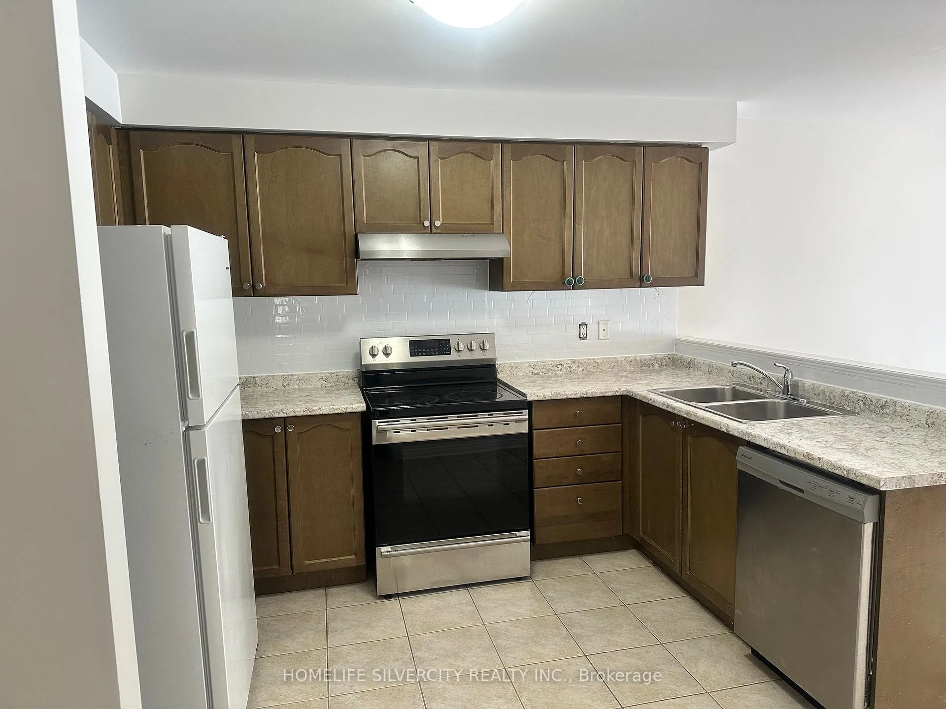 Photo 8 of 111 Rollingwood Drive, Brampton, Fletcher's Creek South — HOMEH