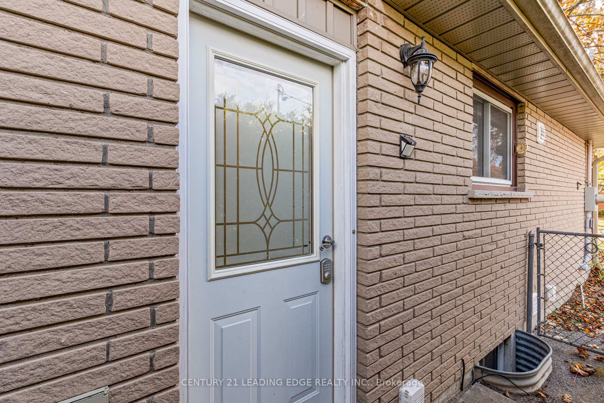 Photo 2 of 31 Strike Avenue, Clarington, Bowmanville — HOMEH