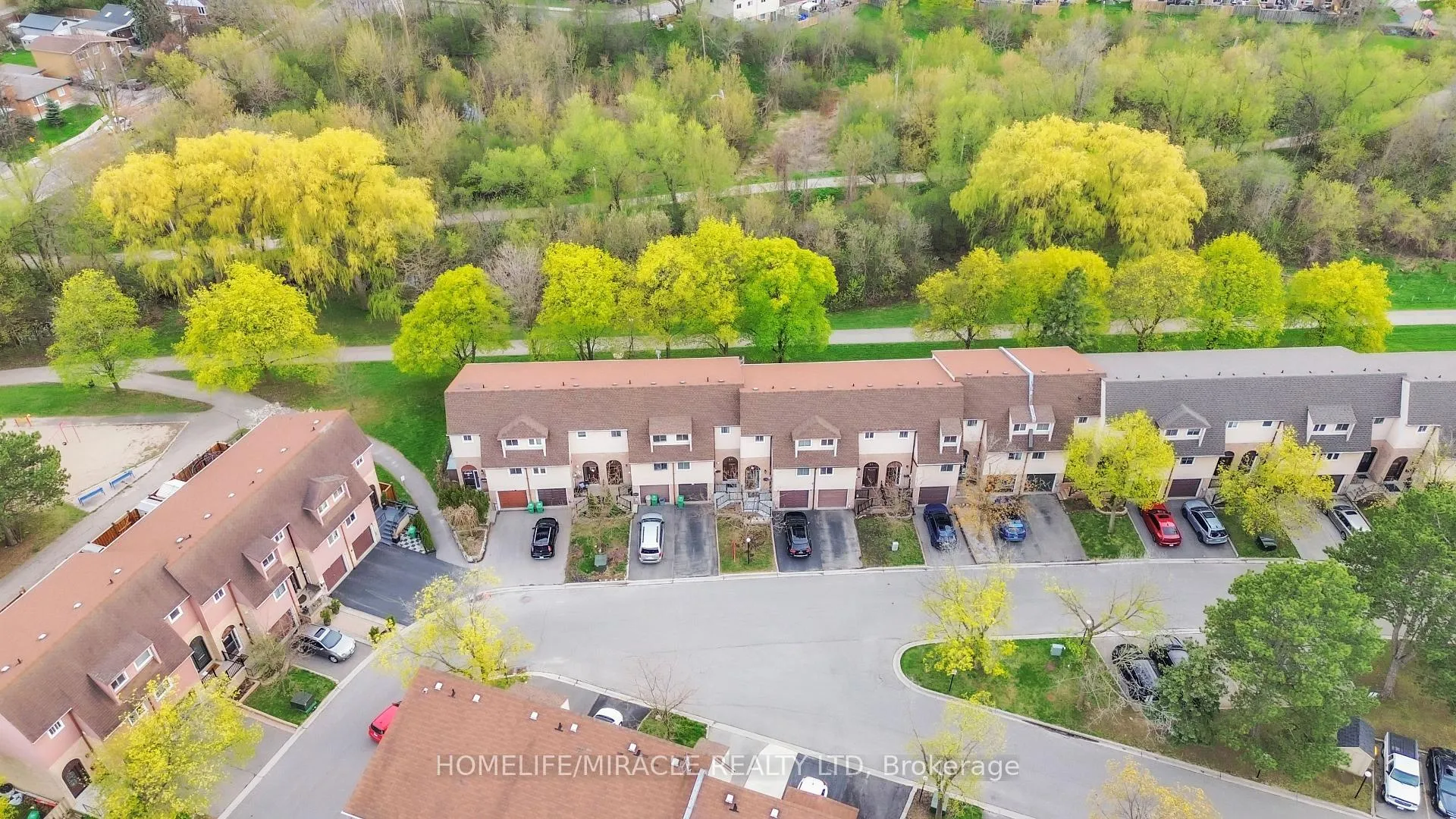 Photo 2 of 22 Rosset Crescent, Brampton, Downtown Brampton — HOMEH