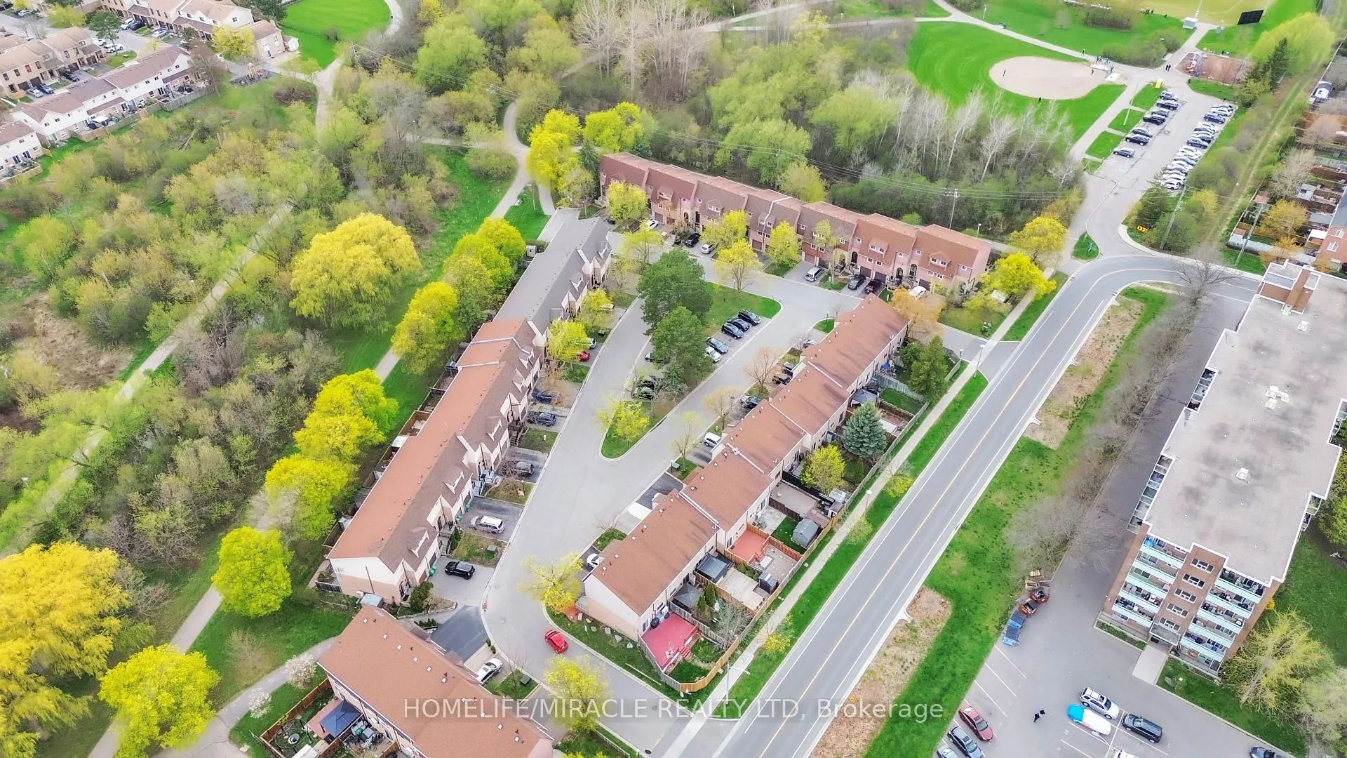 Photo 3 of 22 Rosset Crescent, Brampton, Downtown Brampton — HOMEH