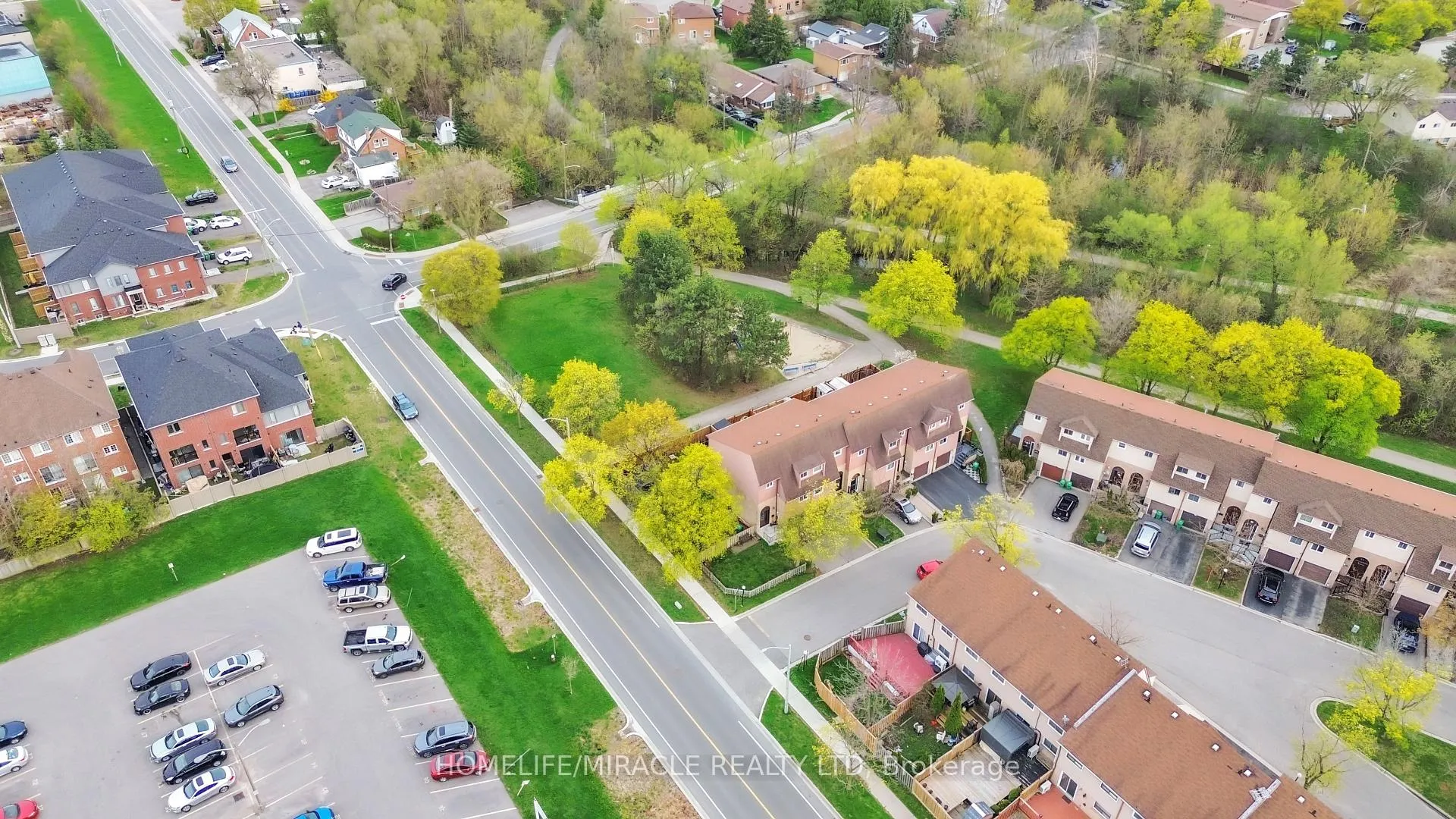 Photo 4 of 22 Rosset Crescent, Brampton, Downtown Brampton — HOMEH