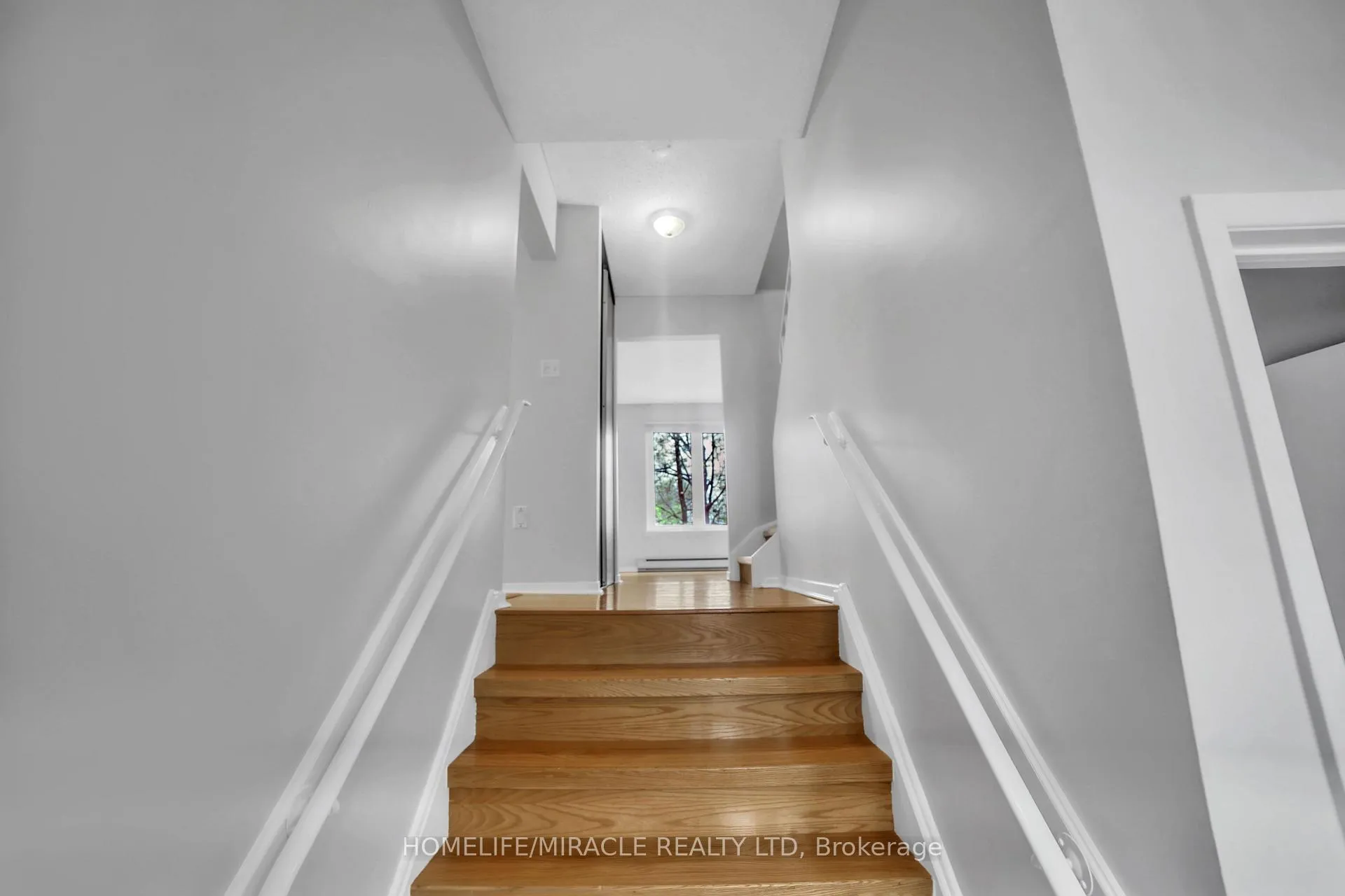 Photo 8 of 22 Rosset Crescent, Brampton, Downtown Brampton — HOMEH