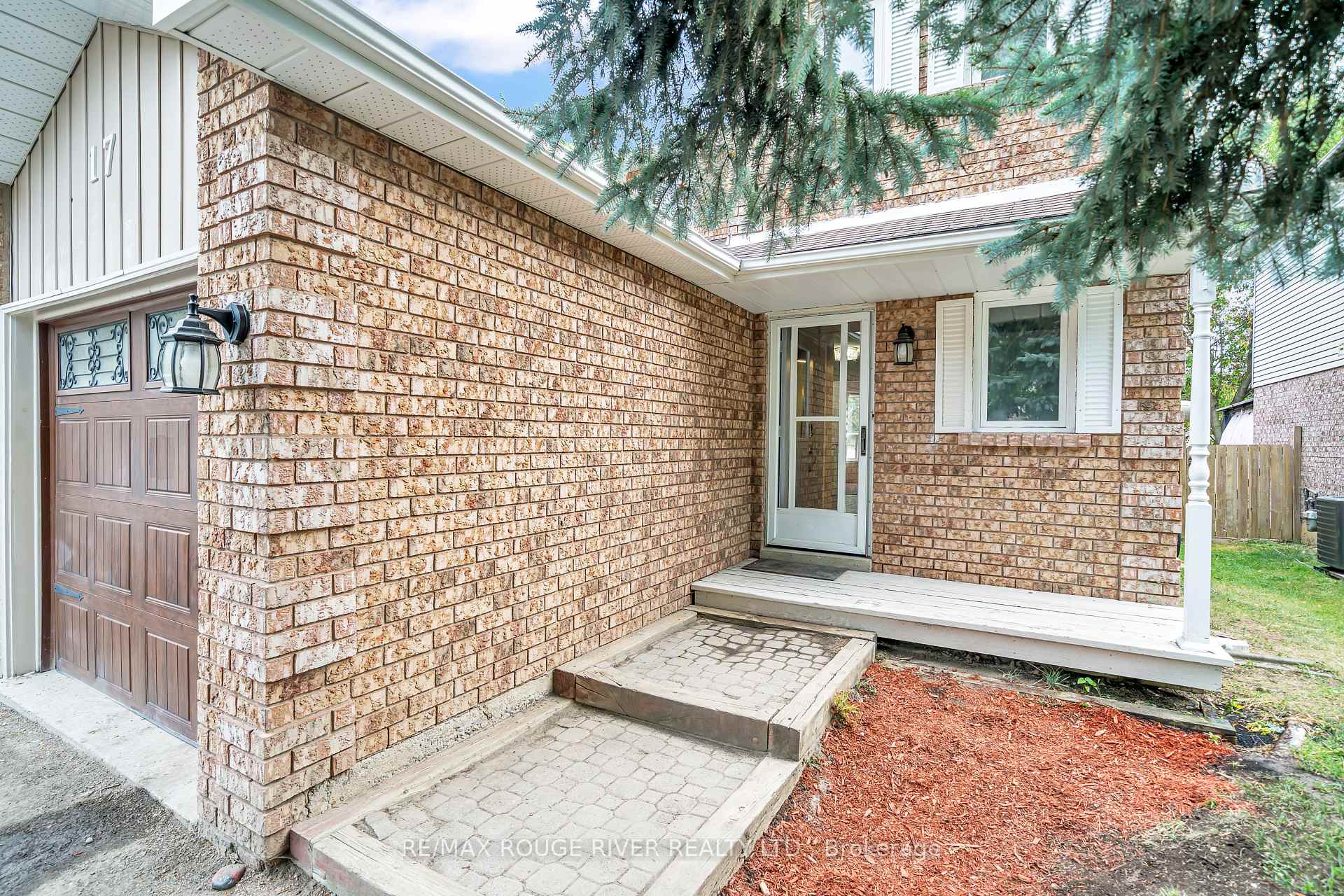 Photo 2 of 17 Fenwick Avenue, Clarington, Bowmanville — HOMEH