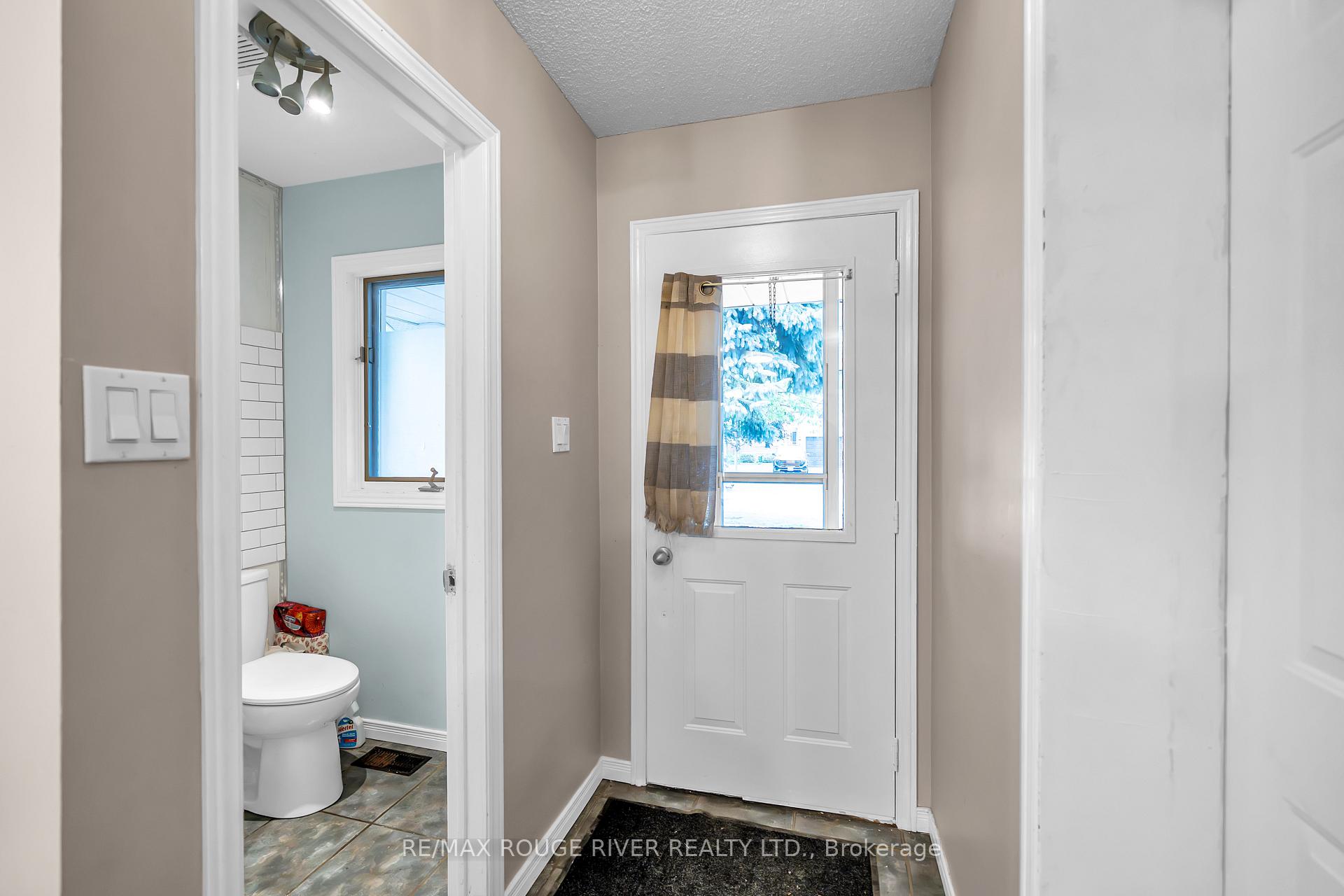 Photo 4 of 17 Fenwick Avenue, Clarington, Bowmanville — HOMEH