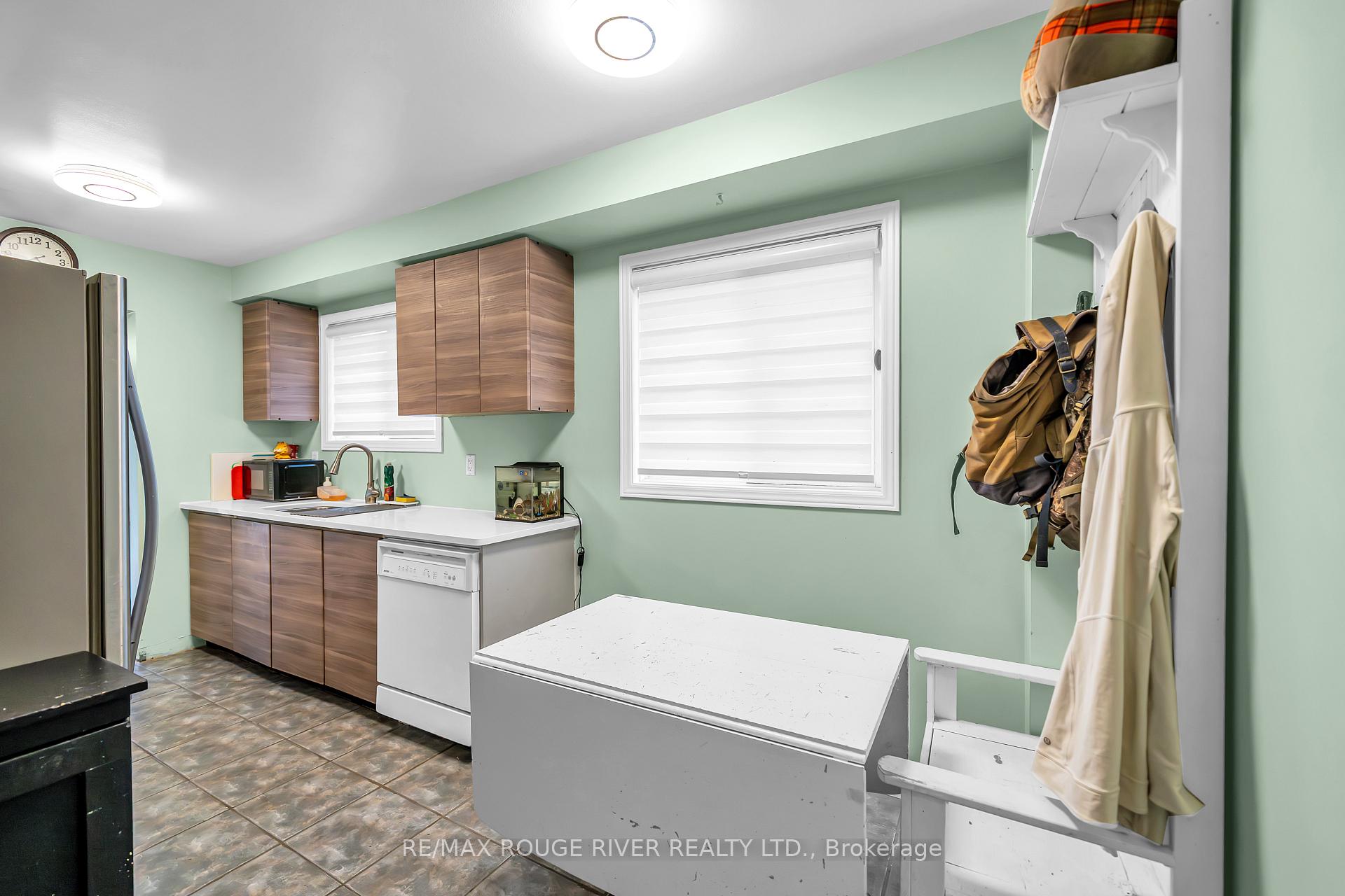 Photo 5 of 17 Fenwick Avenue, Clarington, Bowmanville — HOMEH
