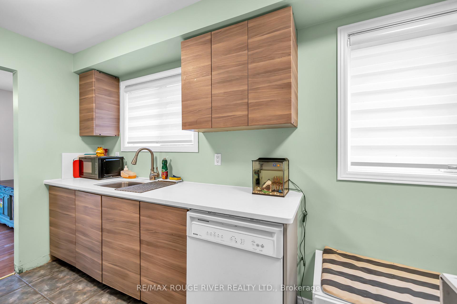 Photo 6 of 17 Fenwick Avenue, Clarington, Bowmanville — HOMEH