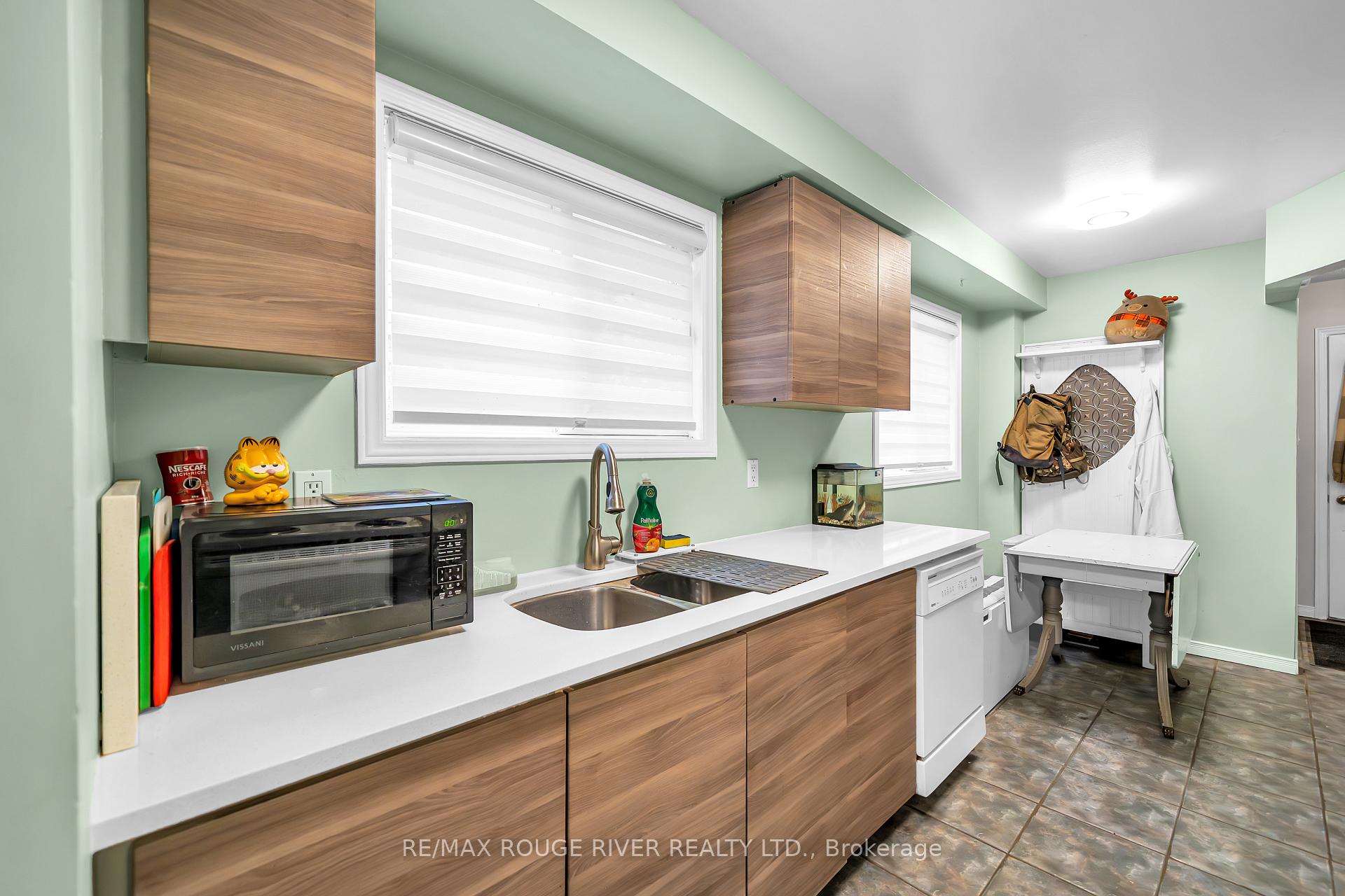 Photo 8 of 17 Fenwick Avenue, Clarington, Bowmanville — HOMEH