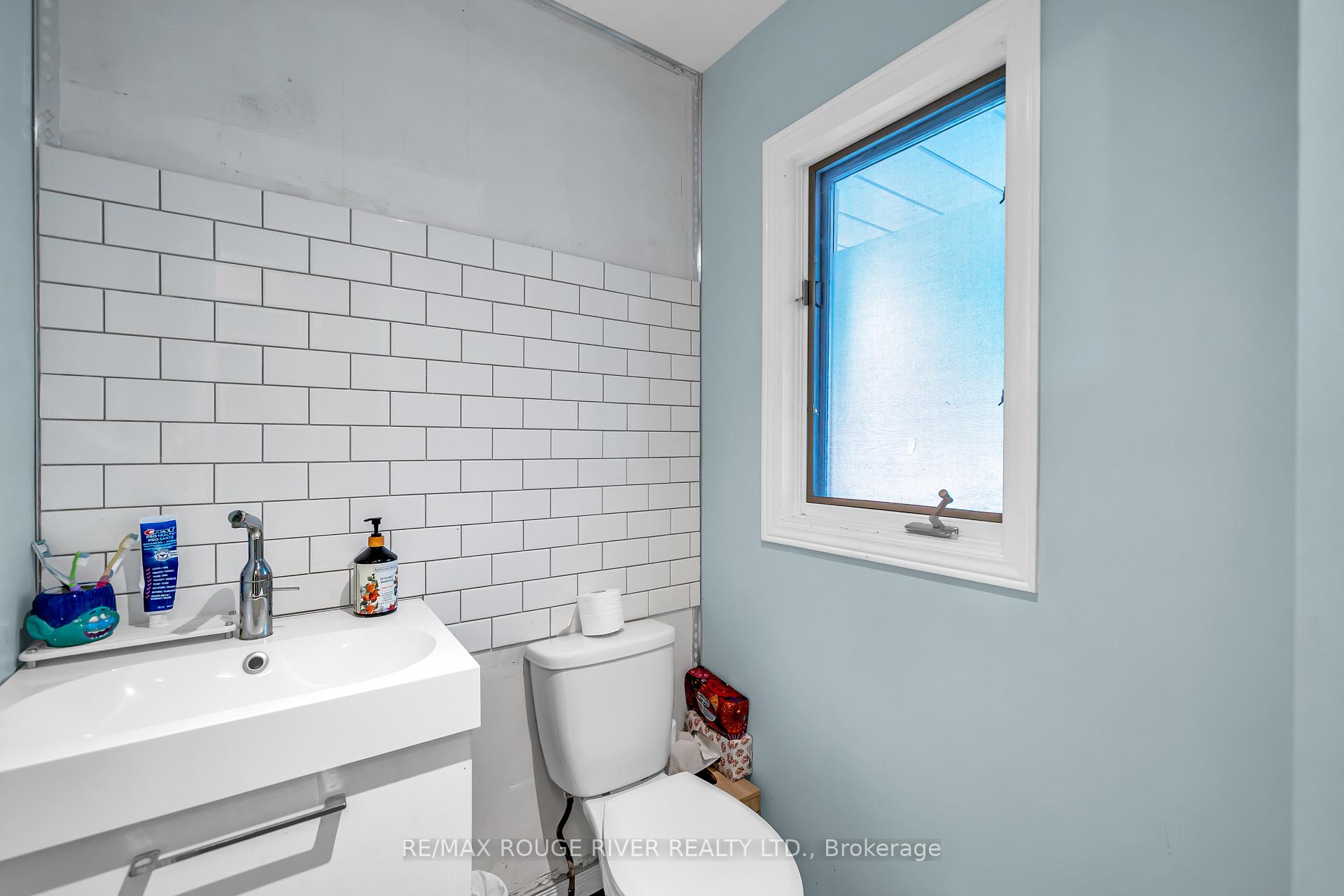 Photo 13 of 17 Fenwick Avenue, Clarington, Bowmanville — HOMEH